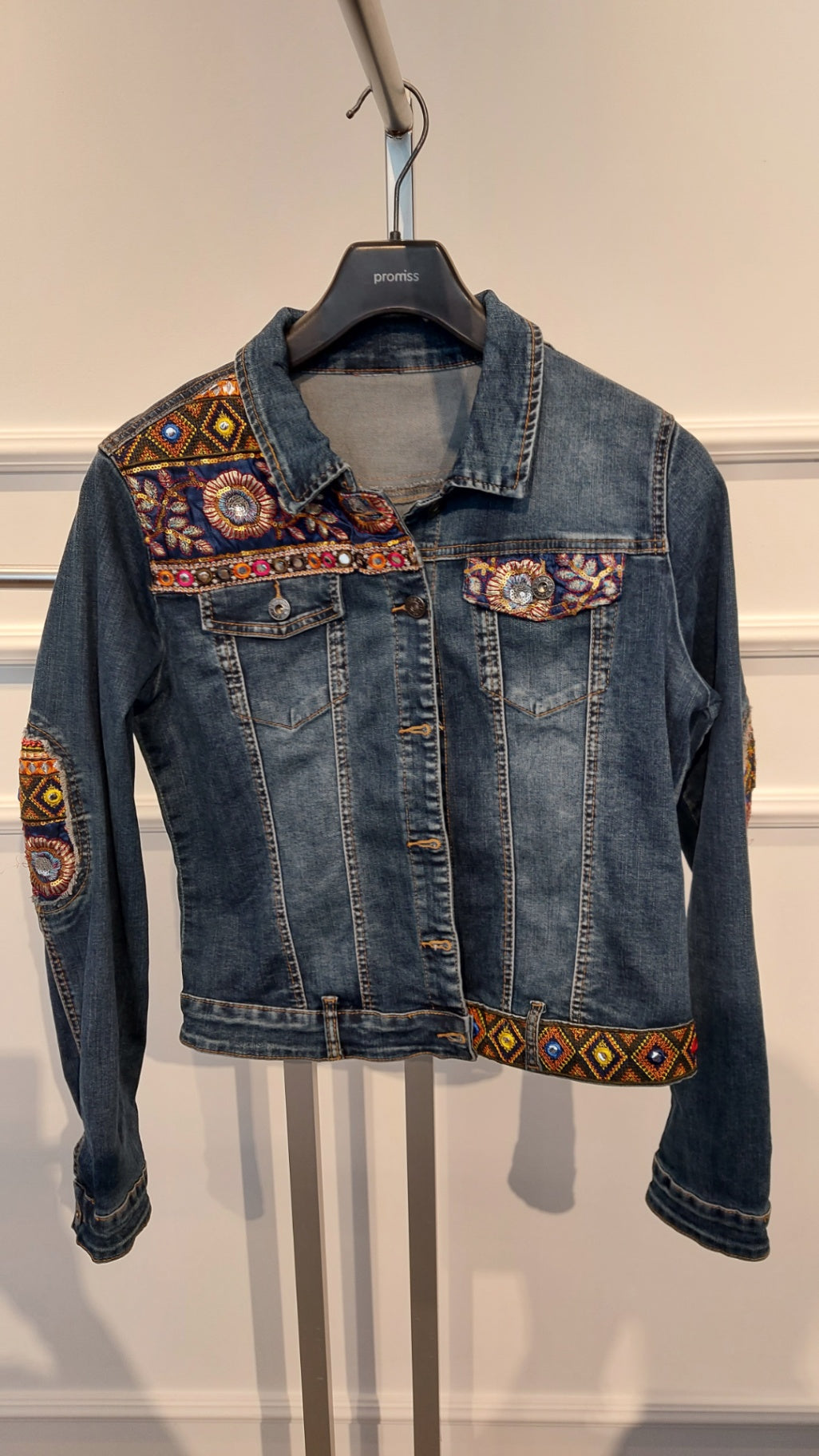 40 Unbekannt Jeansjacke Blau/bunte Stickerei