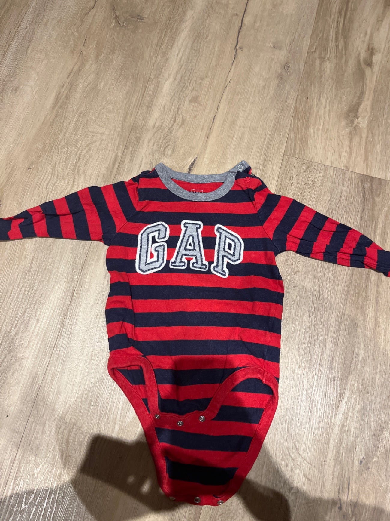 80 GAP Strampler Rot und Blau