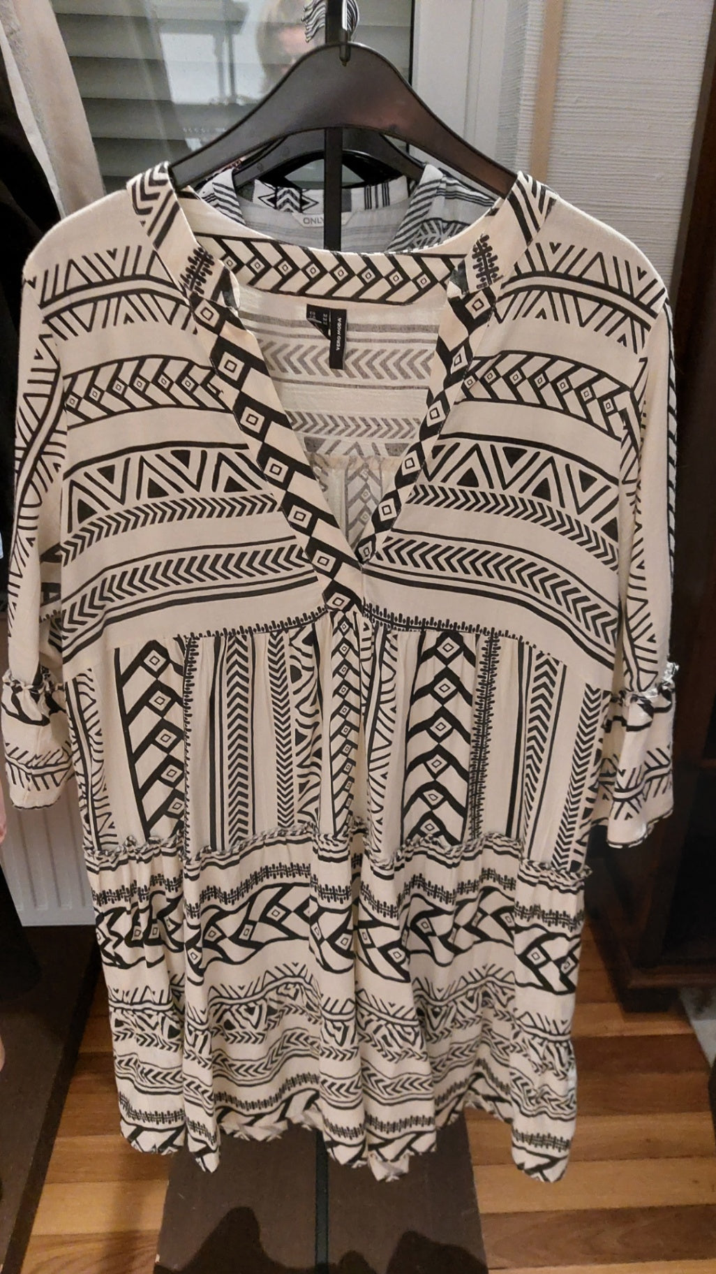 Vero Moda Kleid Beige mit schwarzem Muster
