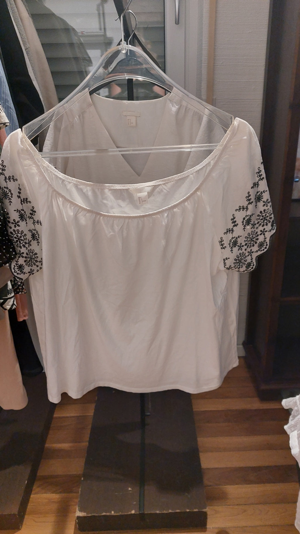 H&M Bluse Weiß/schwarze Stickerei an den Ärmeln