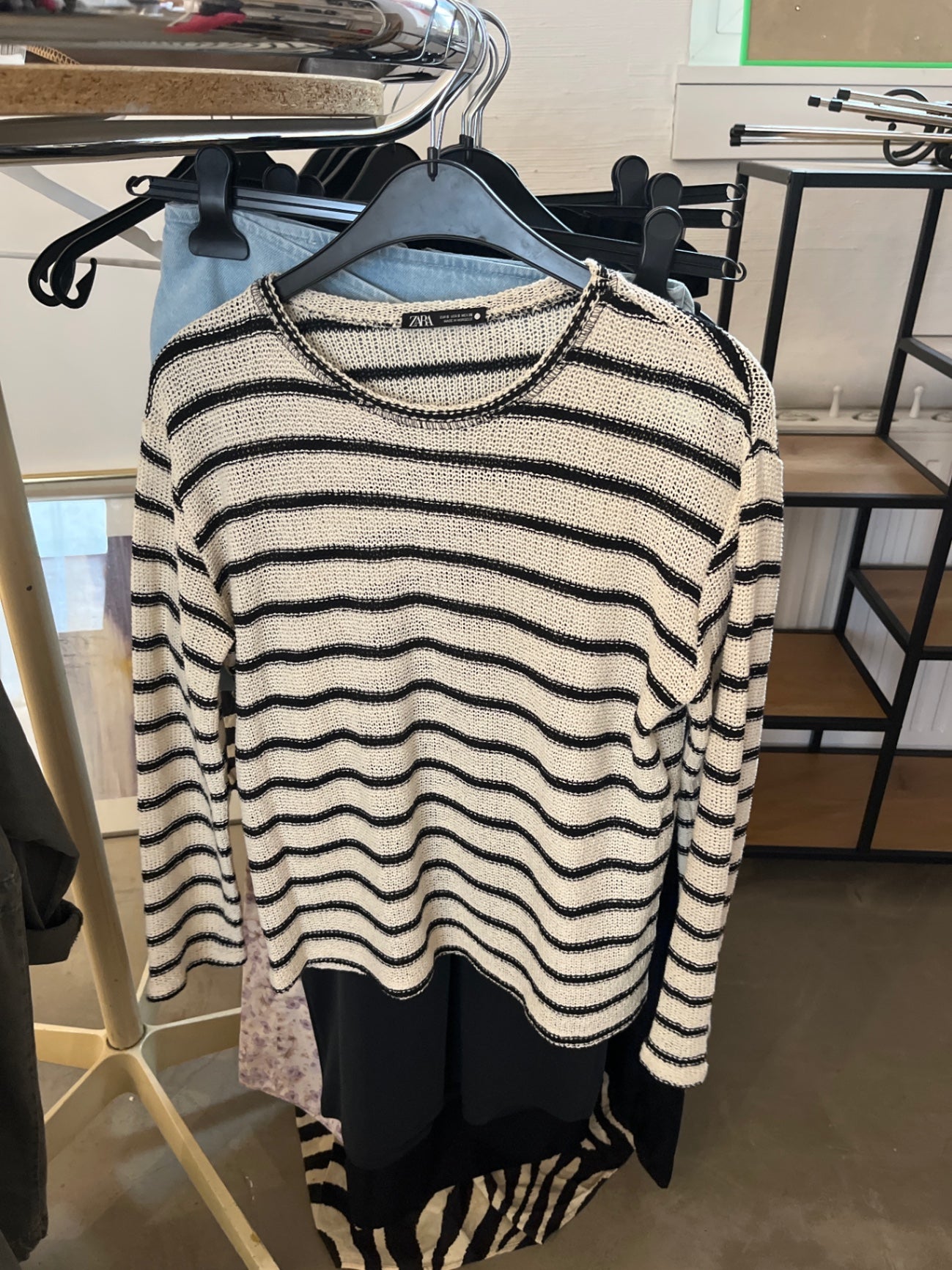 Zara Pullover Weiß mit schwarzen Streifen