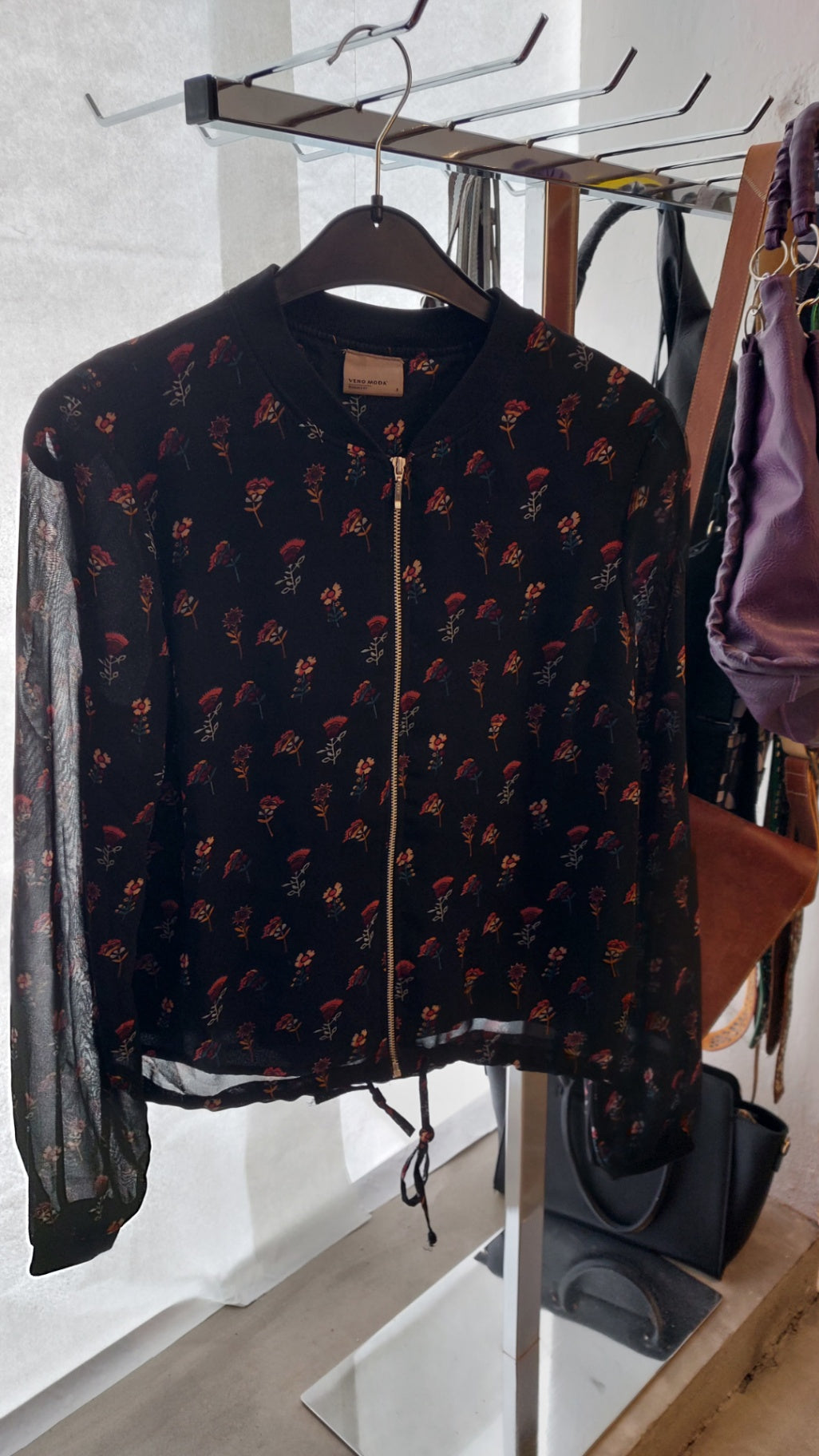Vero Moda Jacke Schwarz mit Blumenmuster