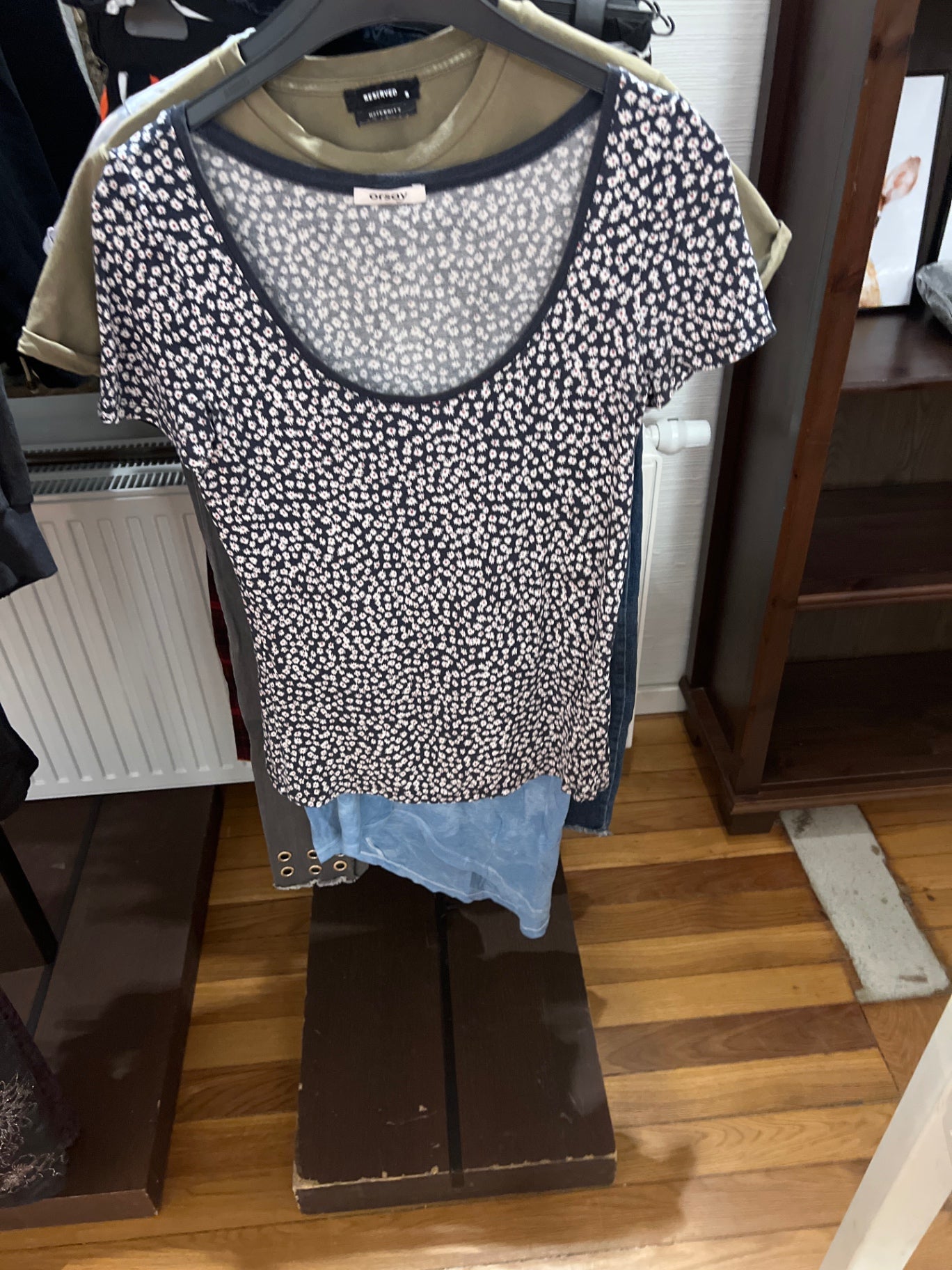 Orsay T-Shirt Schwarz mit weißen Blumenmuster