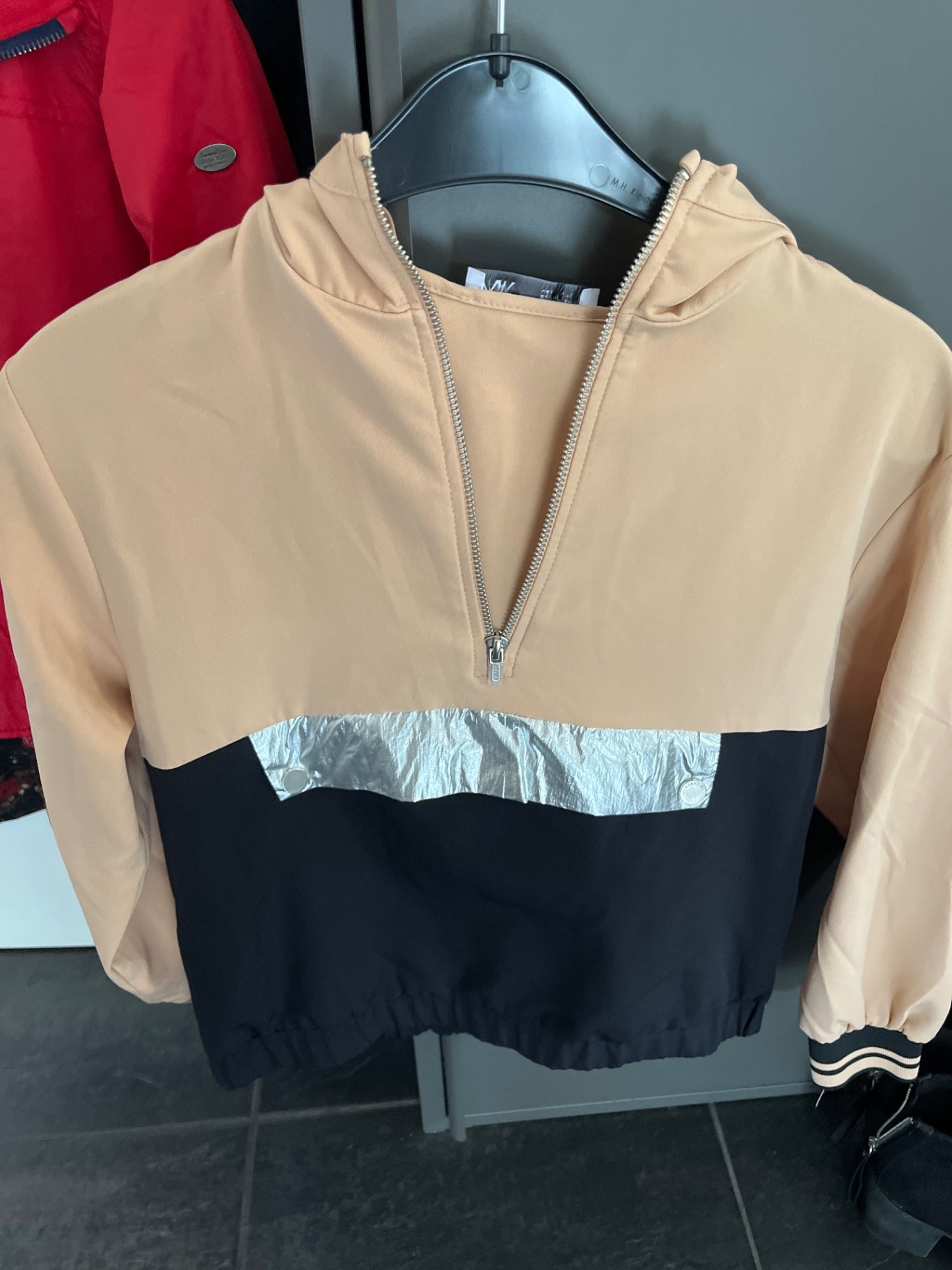 Zara Kapuzenshirt Beige, Schwarz und Silber