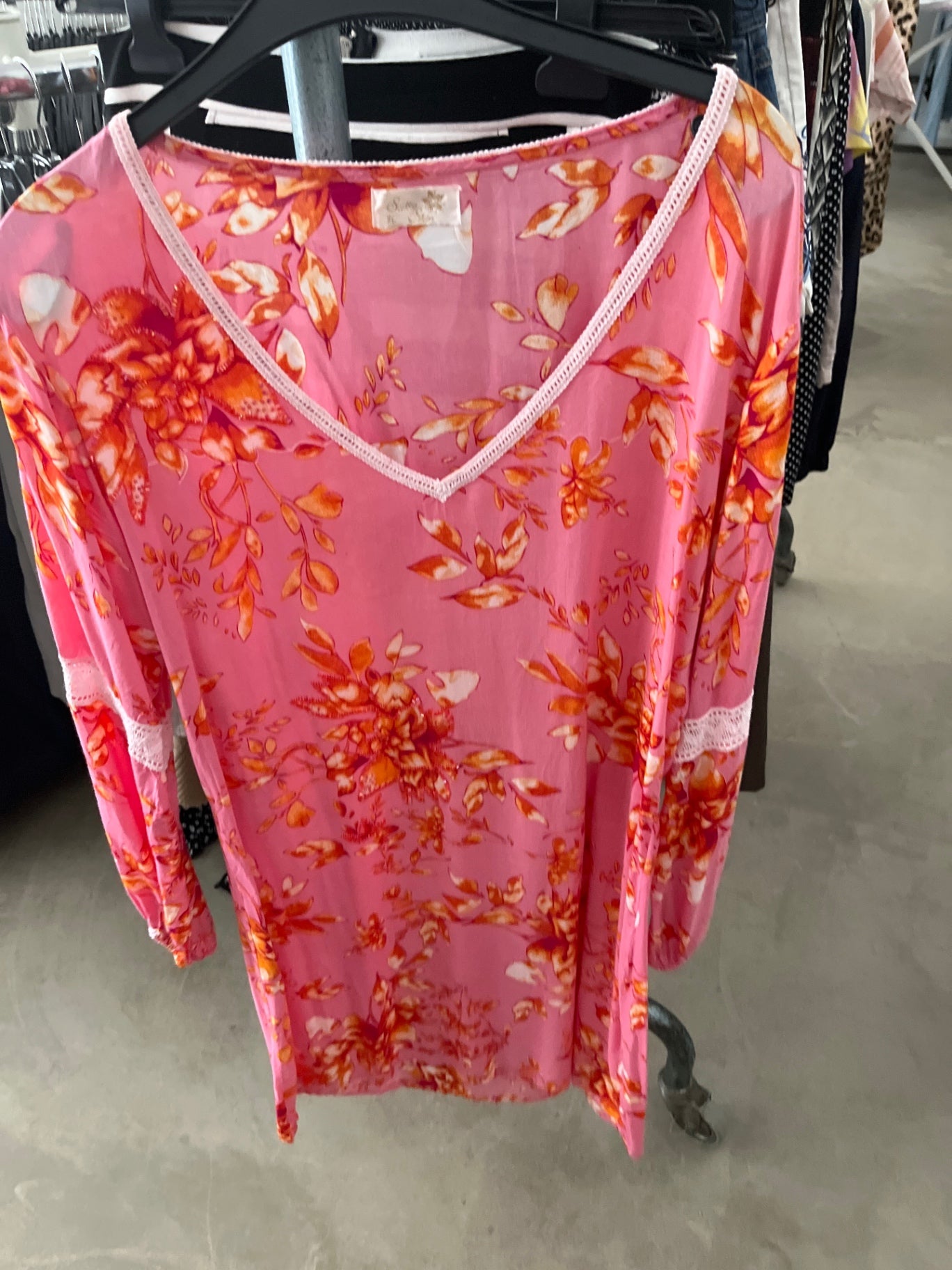 Salty Skinn Kleid Rosa mit orangefarbenem Muster