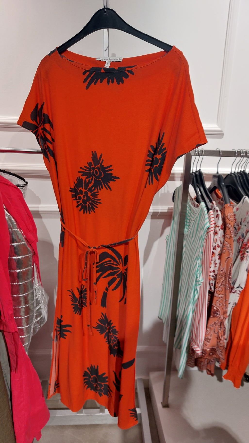& other Stories Kleid Orange und Schwarz