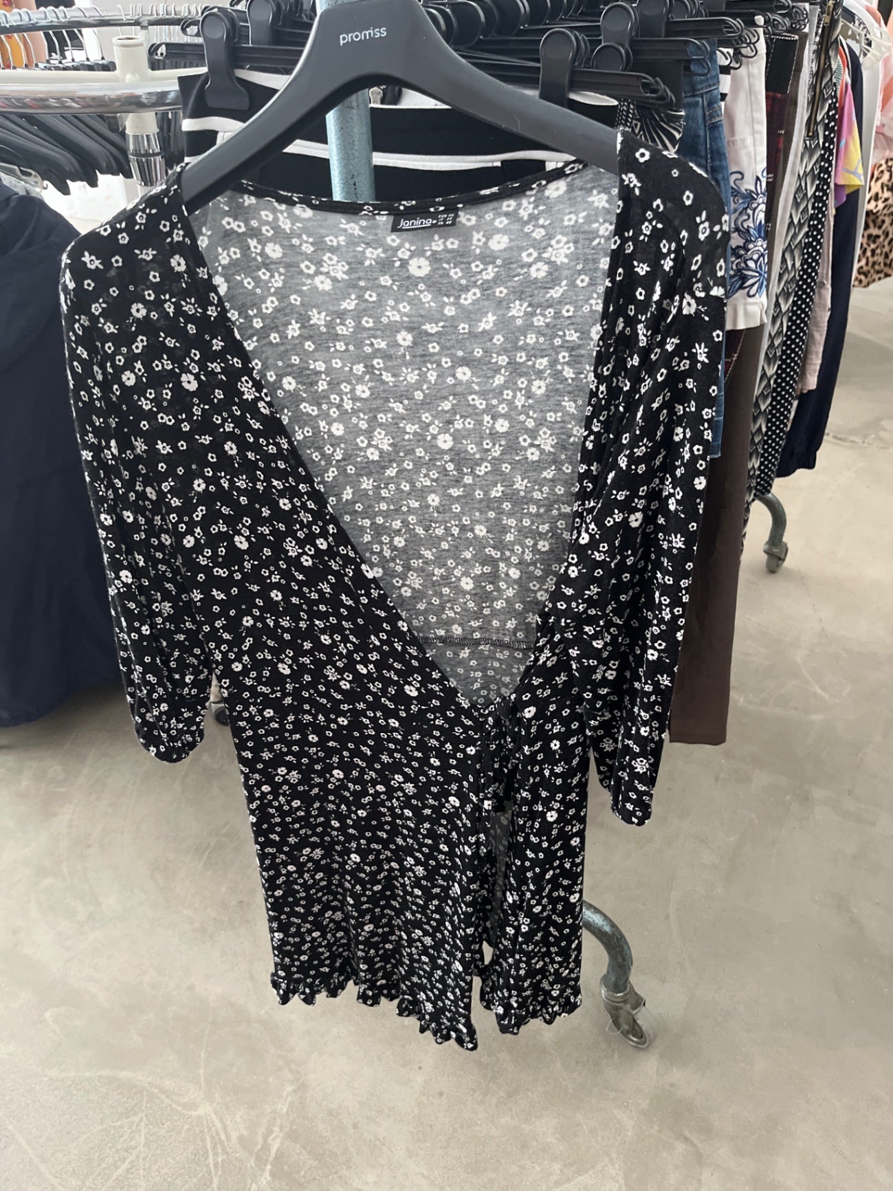 Janina Kleid Schwarz mit weißem Blumenmuster