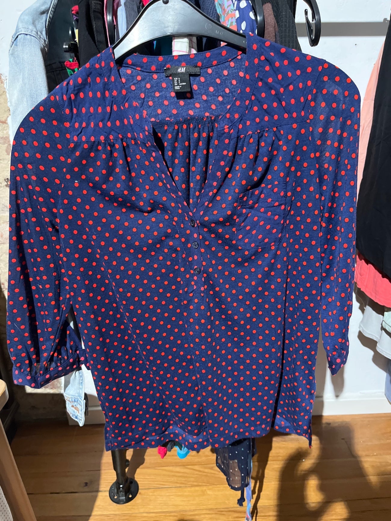 H&M Bluse Blau mit roten Punkten