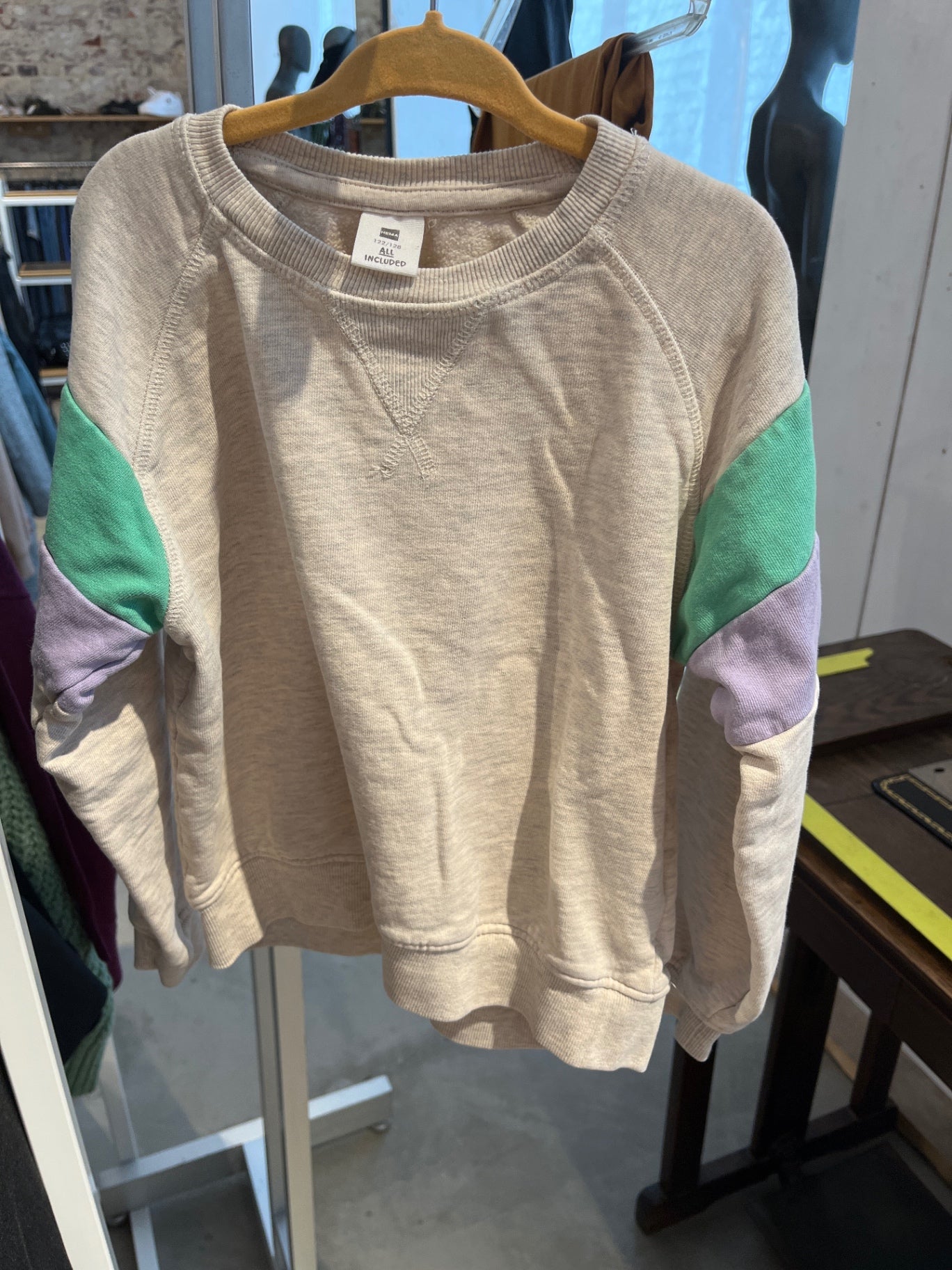 Hema Sweatshirt Beige mit grünen und lila Akzenten