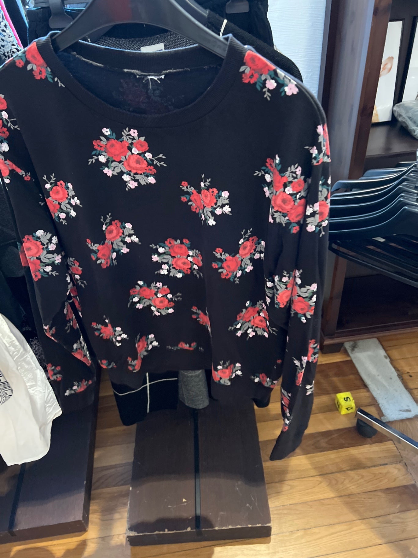Pullover Schwarz mit roten Blumen
