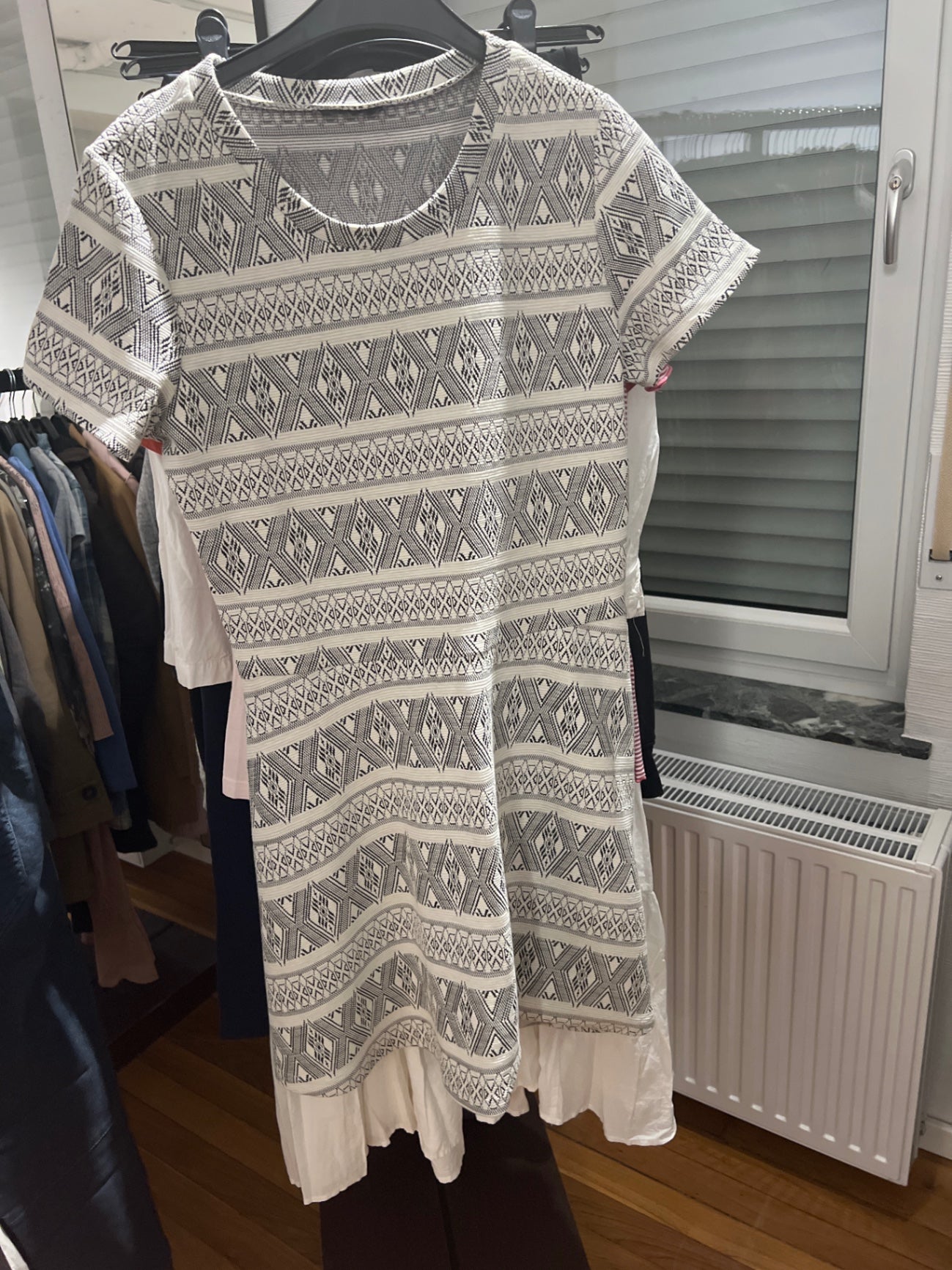 Unbekannt Kleid Weiß mit schwarzem Muster