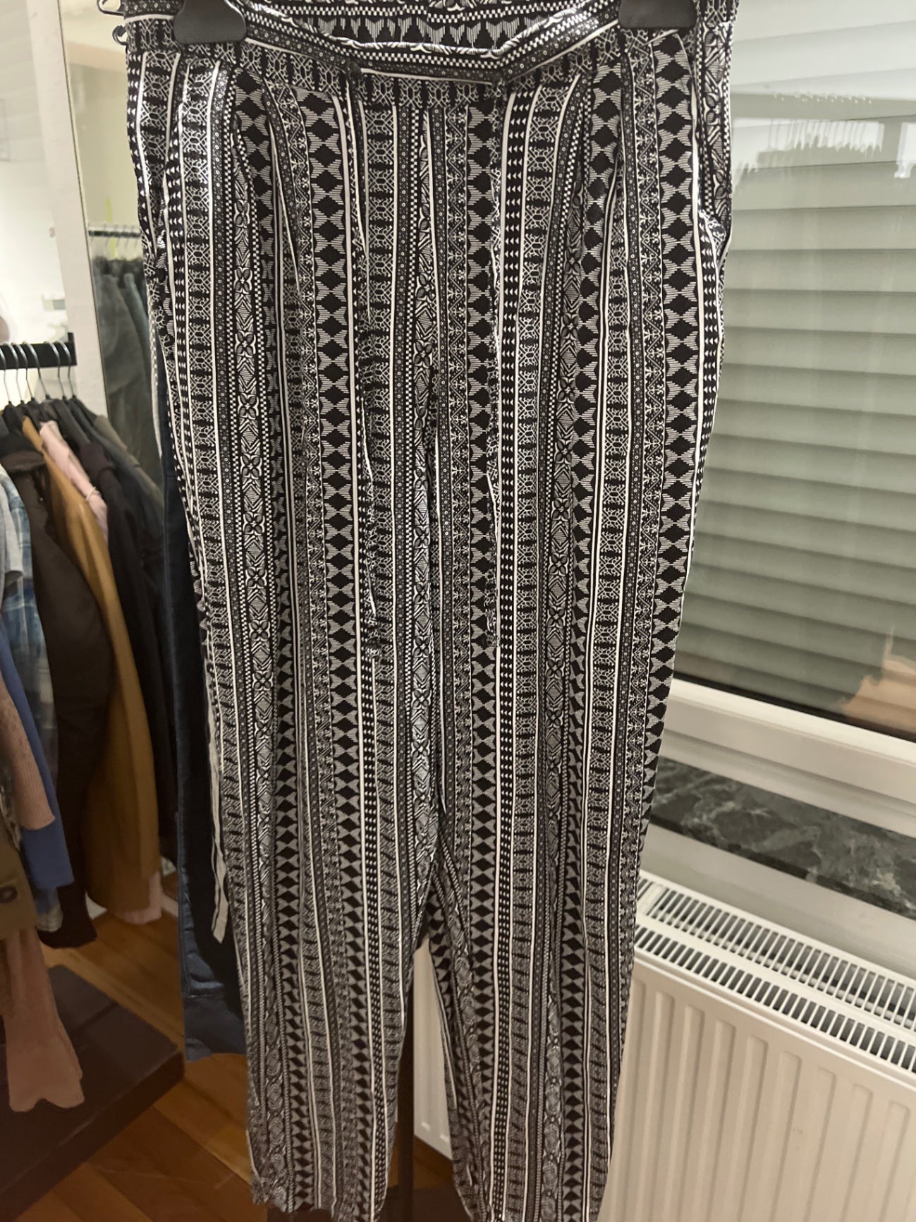 Tessentials Hose Schwarz und Weiß