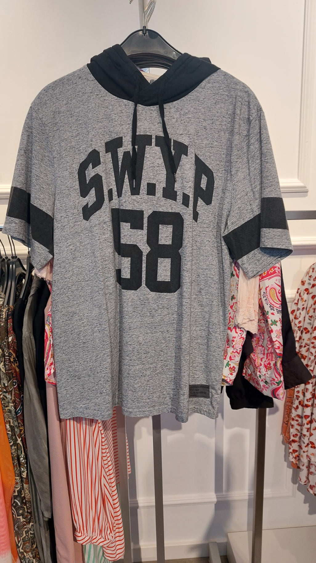 DIVIDED T-Shirt Grau mit Schwarz