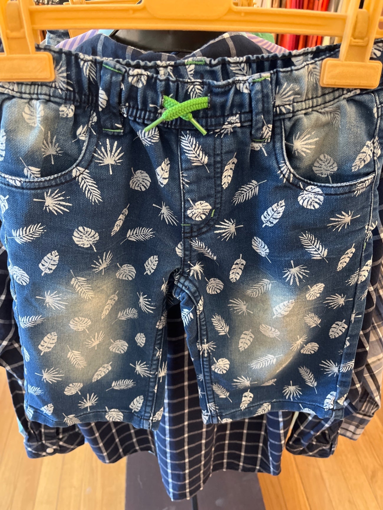 Kurze Hose Blau, Blätter