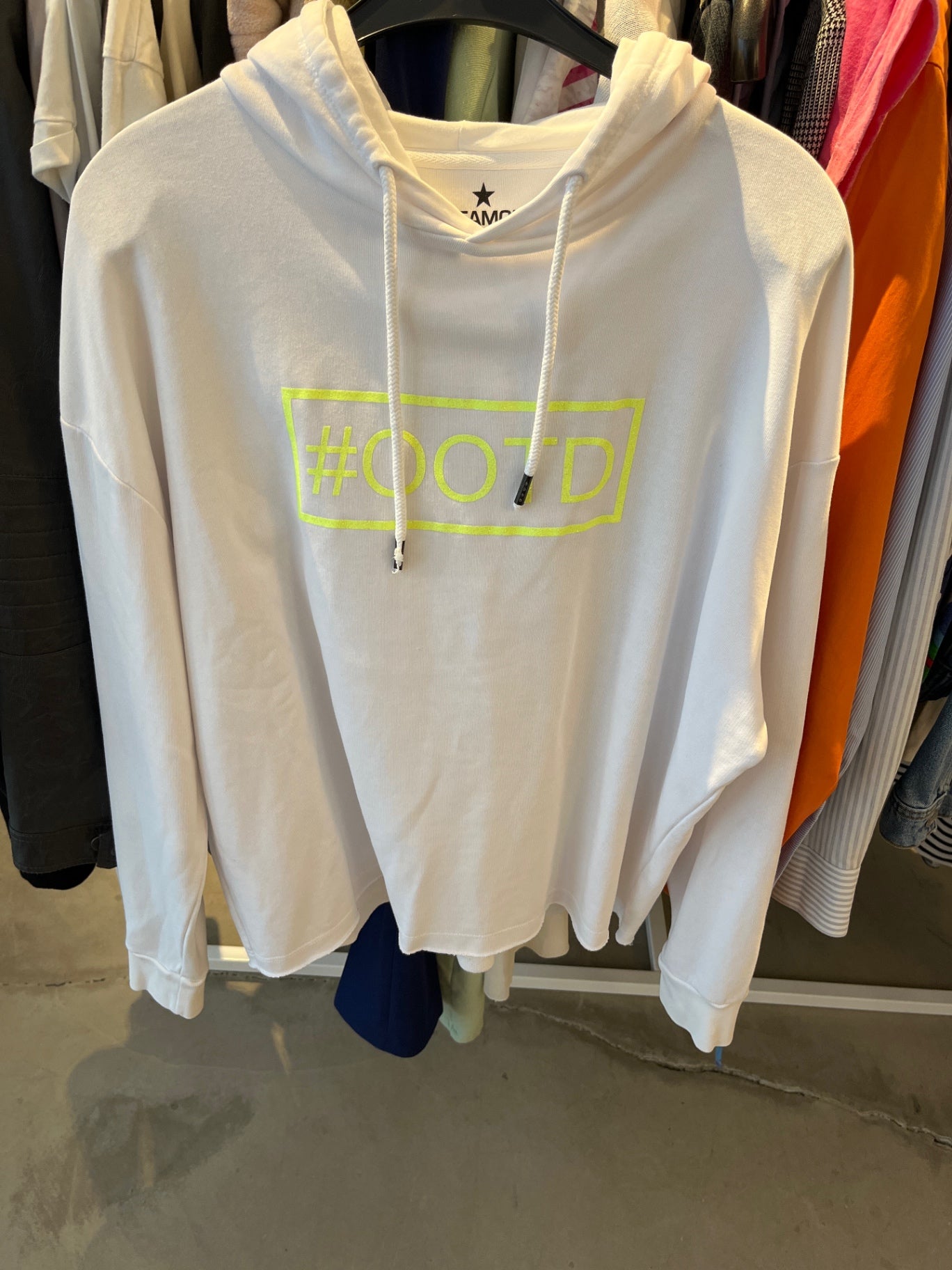BE FAMOUS Hoodie Weiß