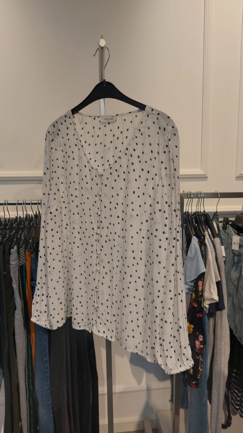 Gina Bluse Weiß mit schwarzen Punkten