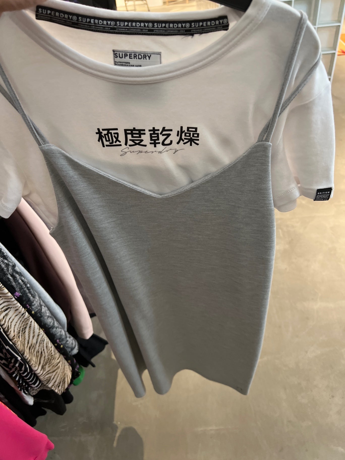 Superdry Kleid über T-Shirt Grau und Weiß