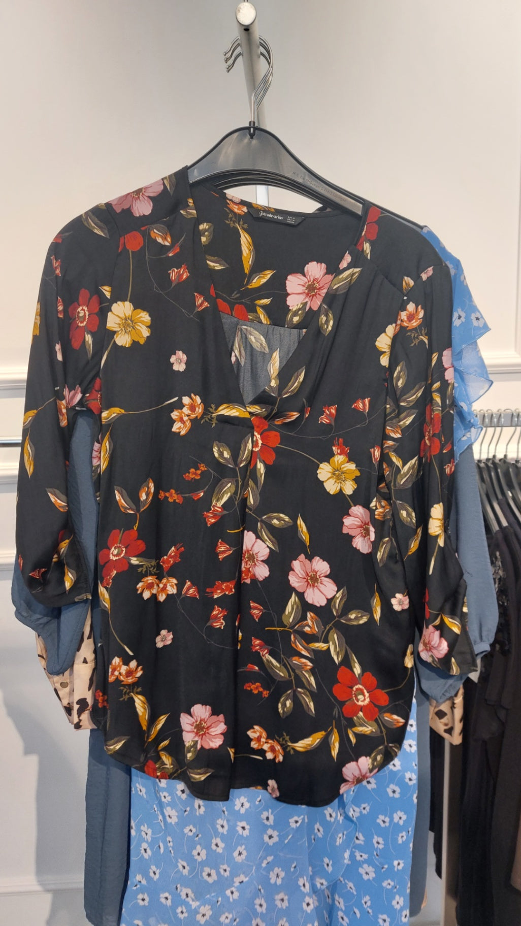 Stradivarius Bluse Schwarz mit buntem Blumenmuster