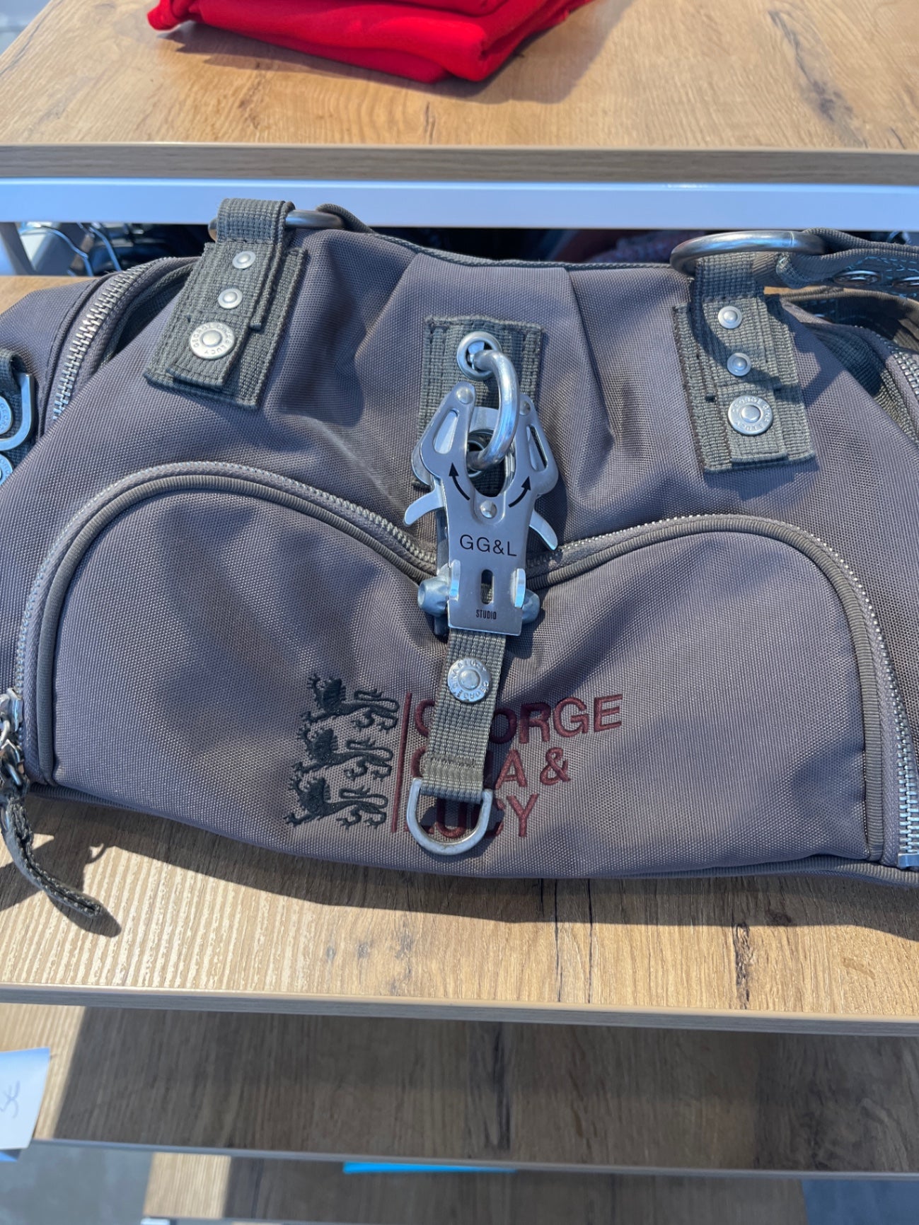 George Gina & Lucy Tasche Grau