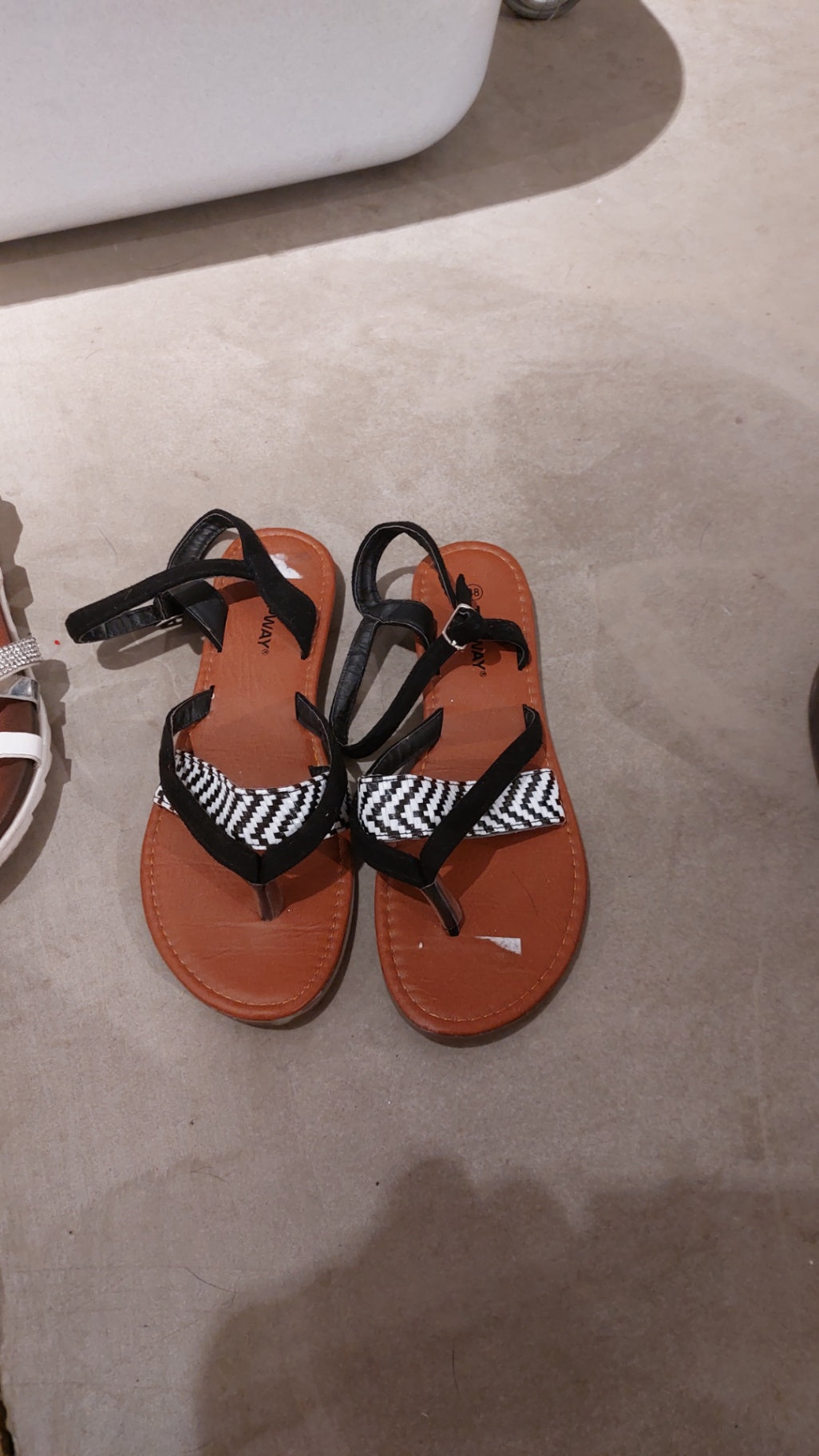 Topway Sandalen Schwarz und Weiß