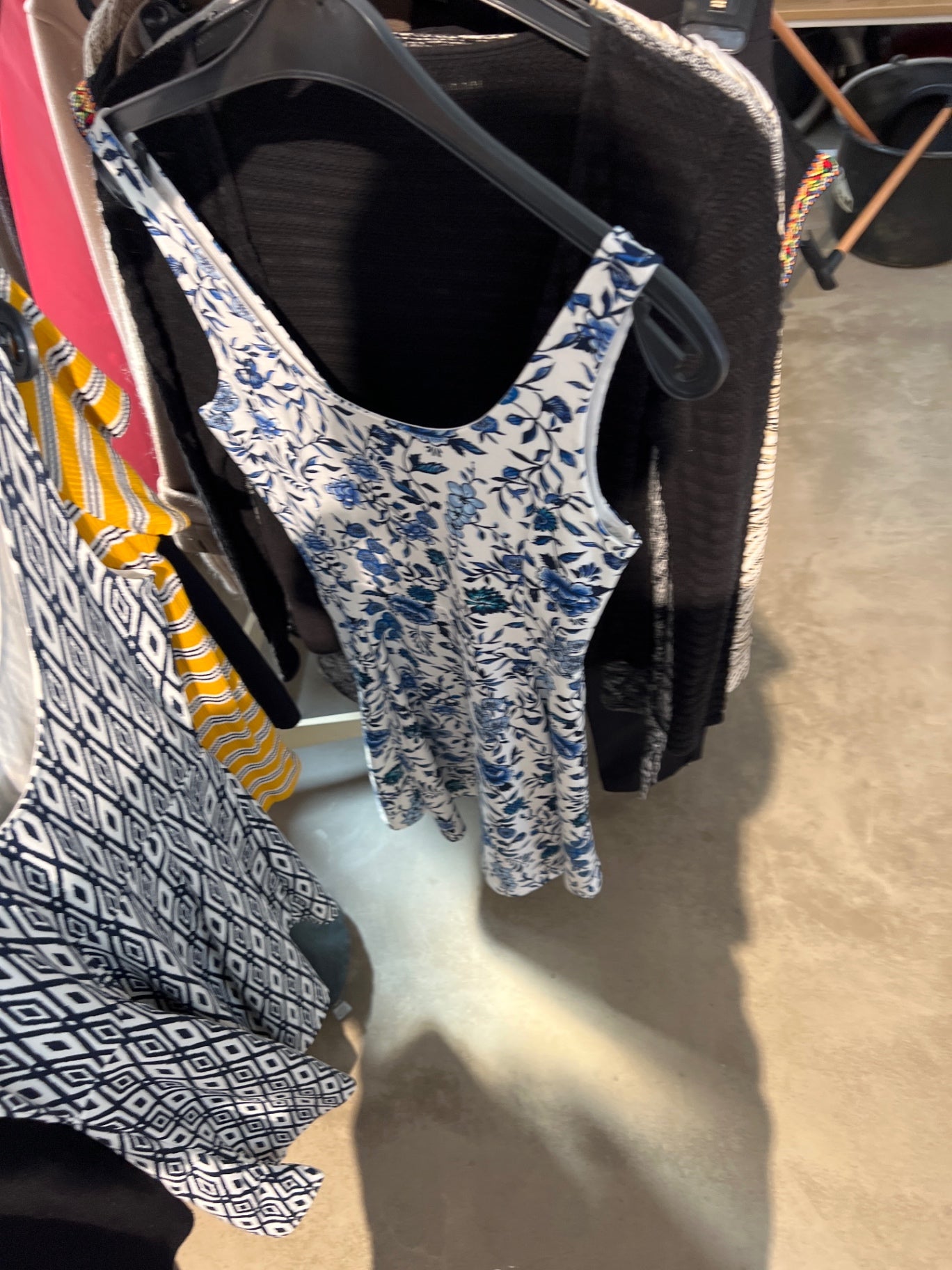 Unbekannt Kleid Weiß mit blauem Muster