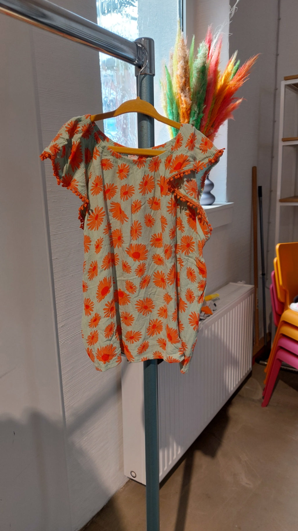 Hema Bluse Hellgrün mit orangefarbenem Blumenmuster