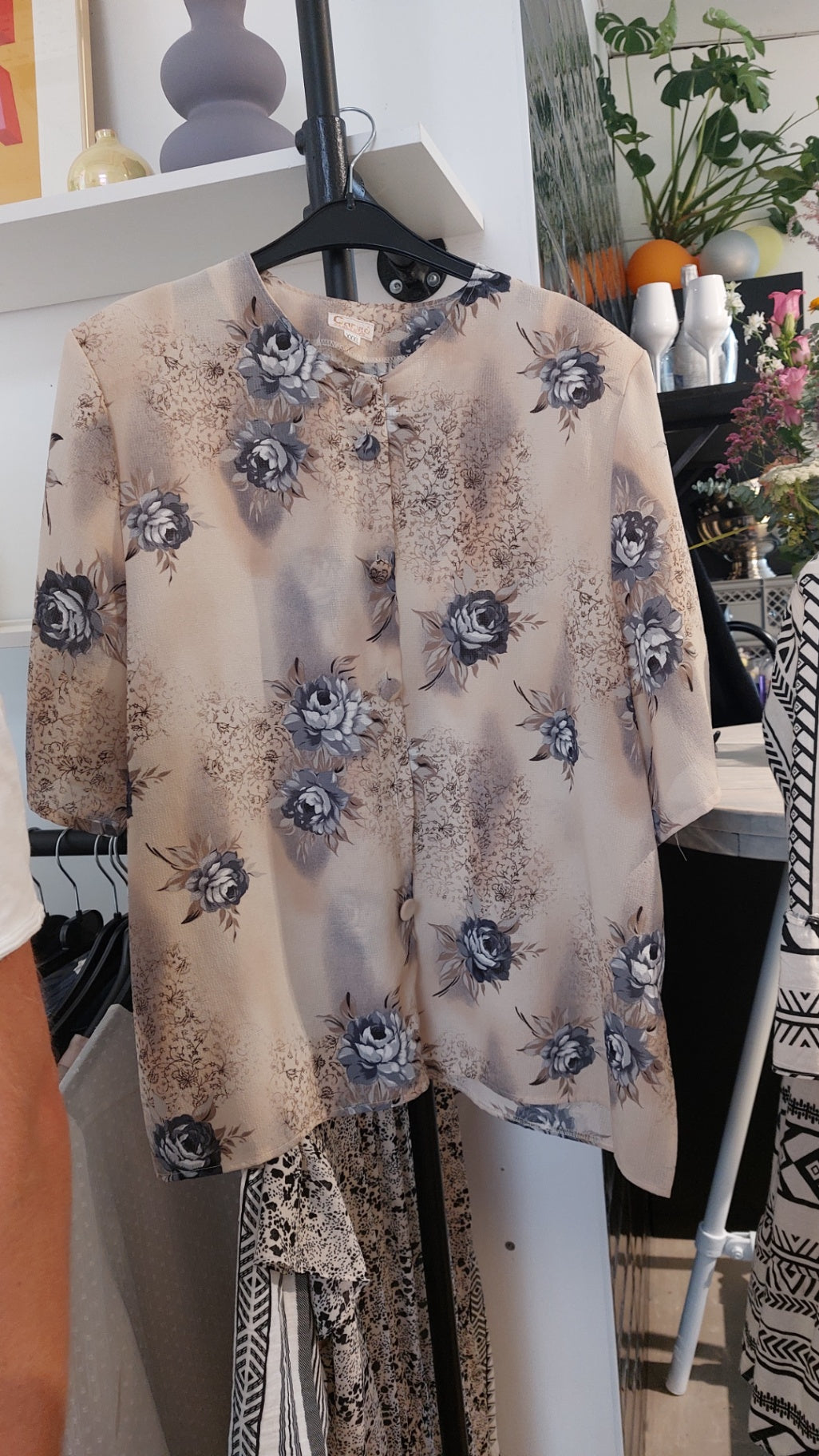 Carina Exclusiv Vintage Bluse Beige mit Blumenmuster in Grau und Schwarz