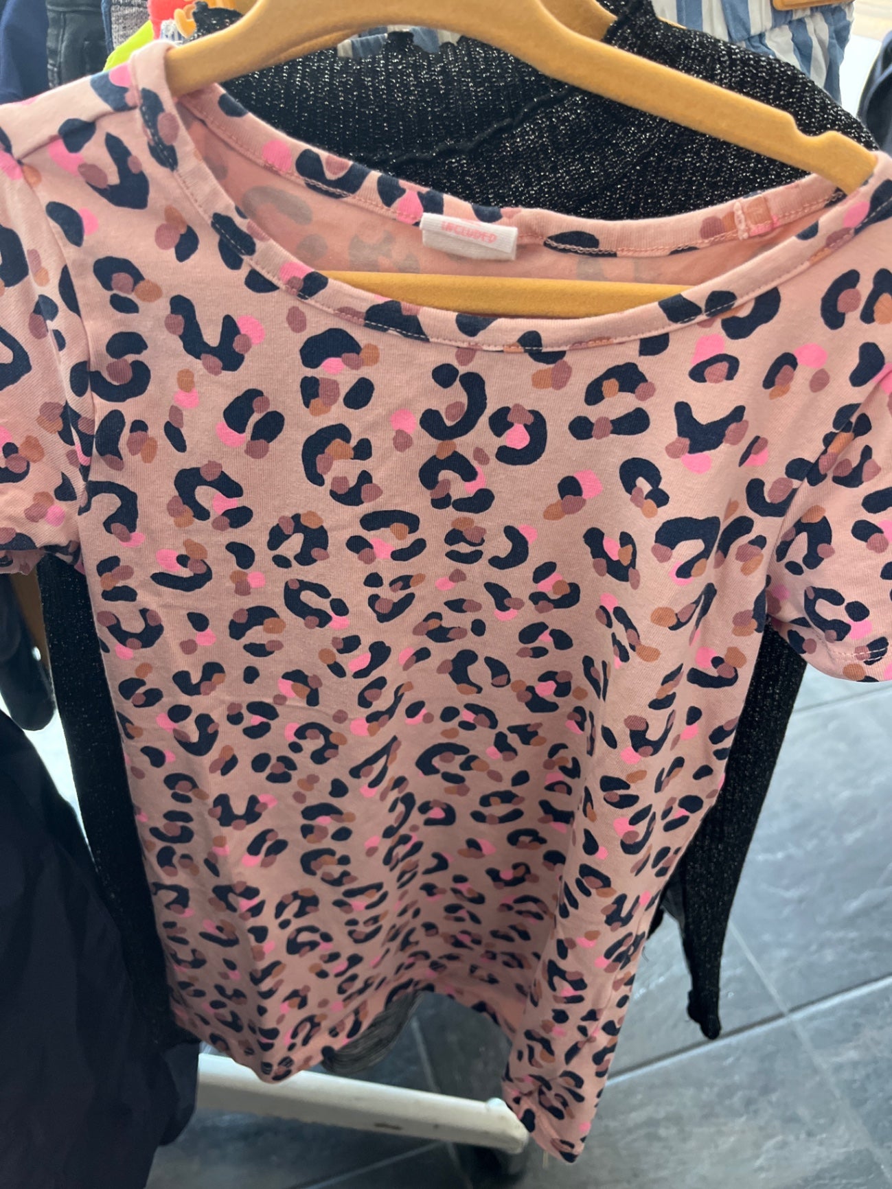 Hema T-Shirt Rosa mit Leopardenmuster