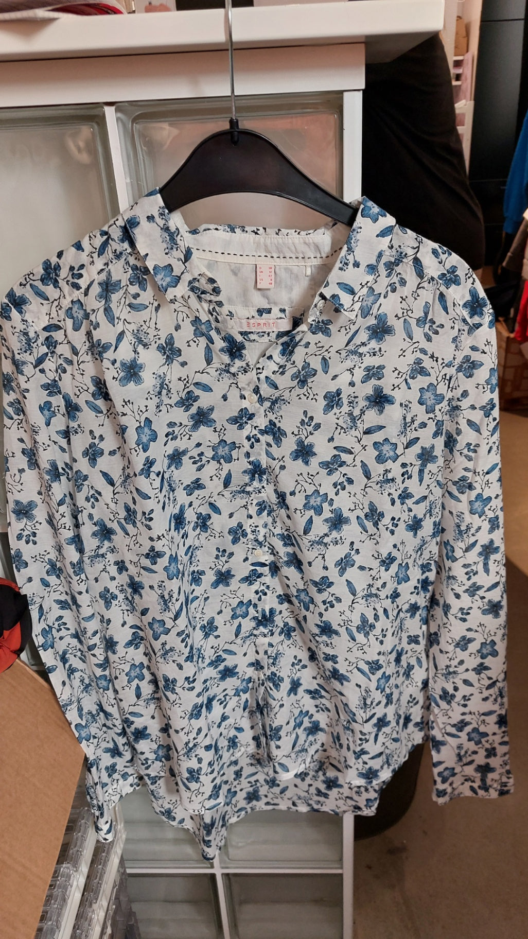 Esprit Bluse Weiß mit blauem Blumenmuster