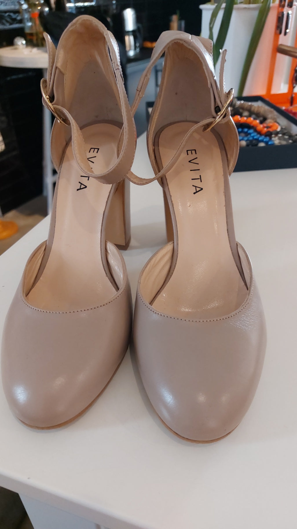 Evita Absatzschuhe Beige