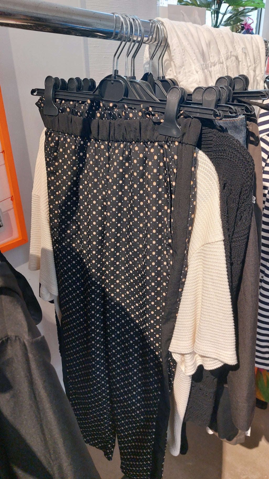 HM Hose Schwarz mit braunen Punkten