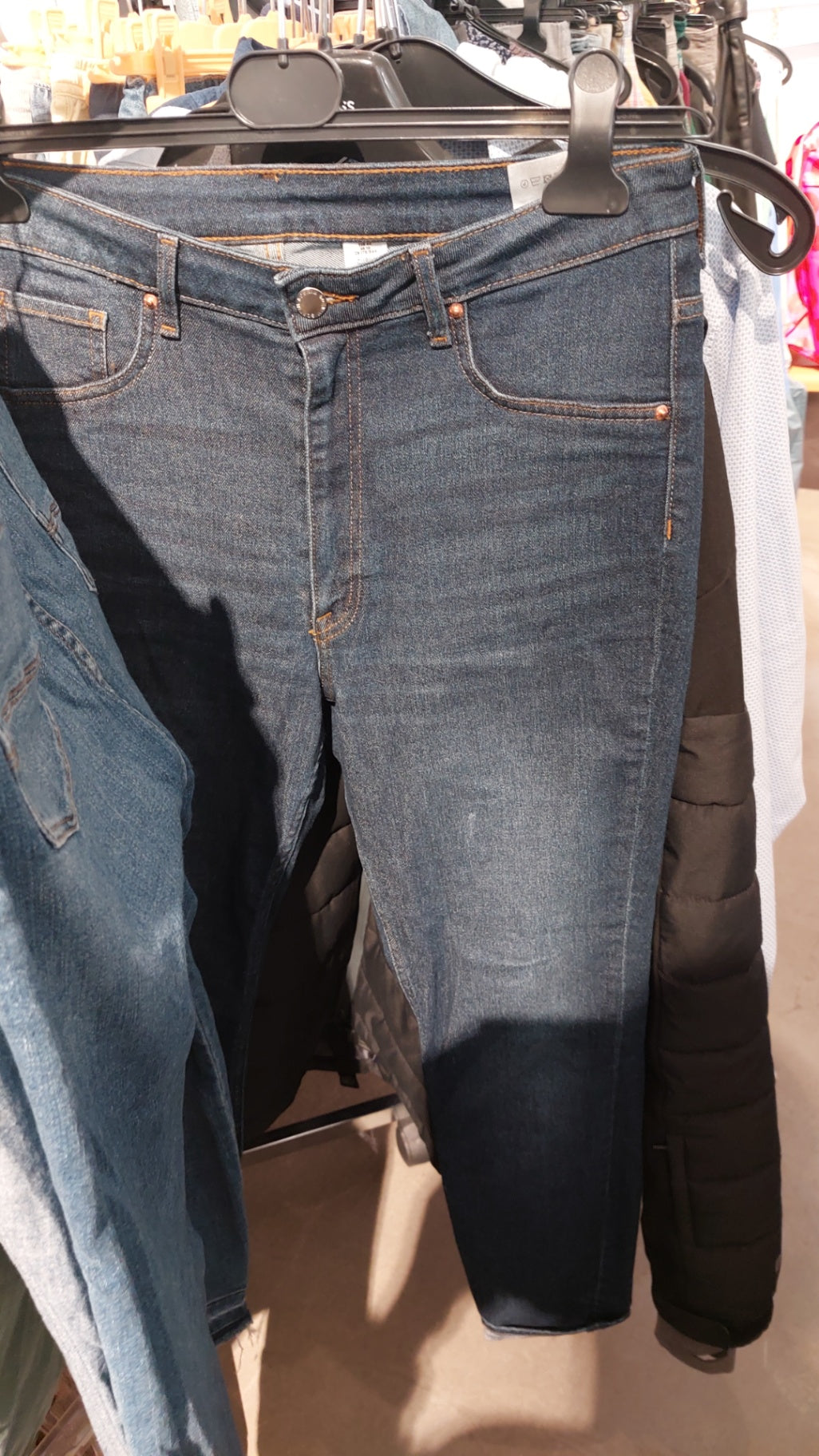 H&M Curvy Jeans Dunkelblau