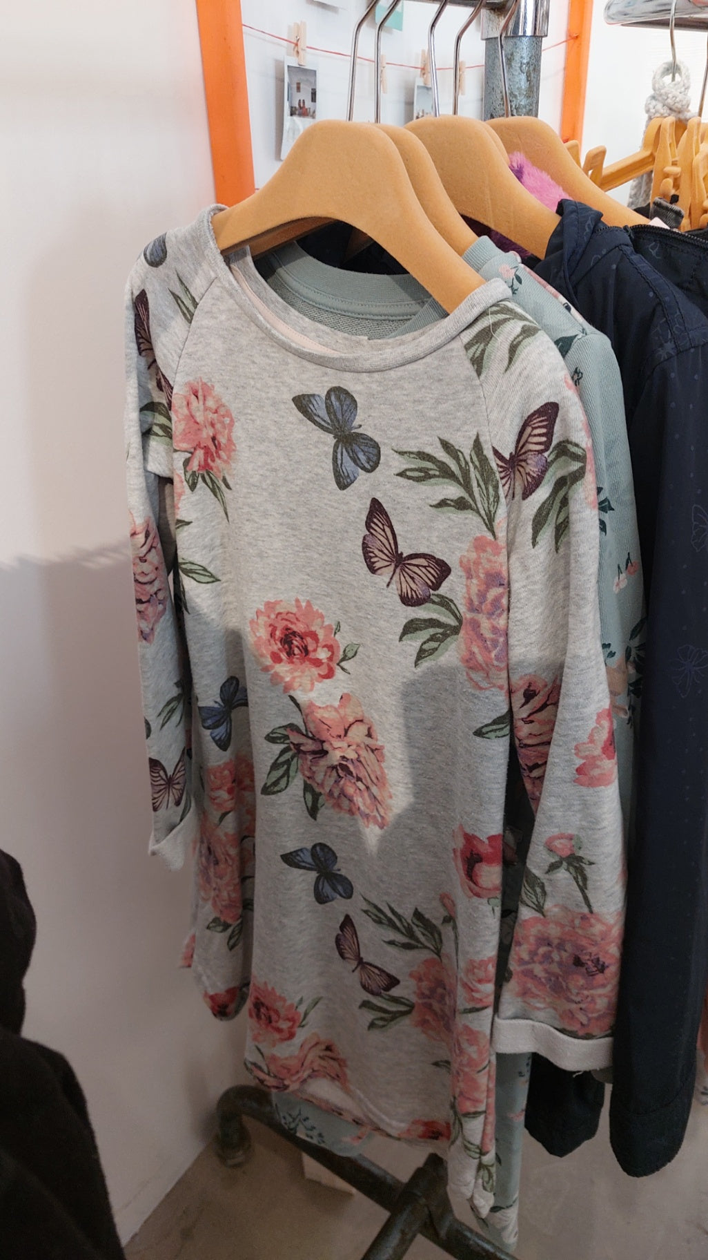 LOGG Langarmshirt Grau mit Blumen- und Schmetterlingsmuster