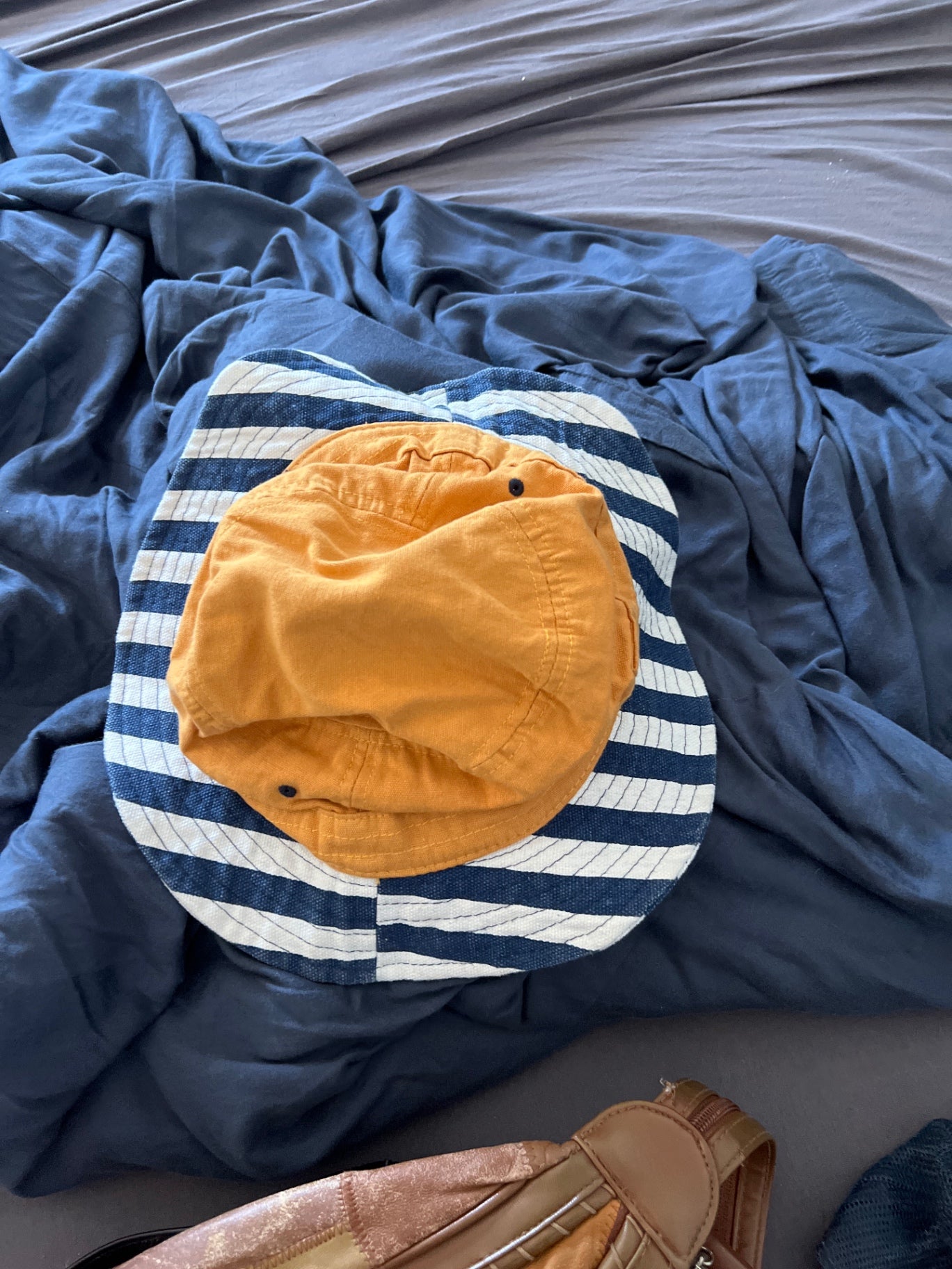 Hut Orange, Blau, Weiß gestreift