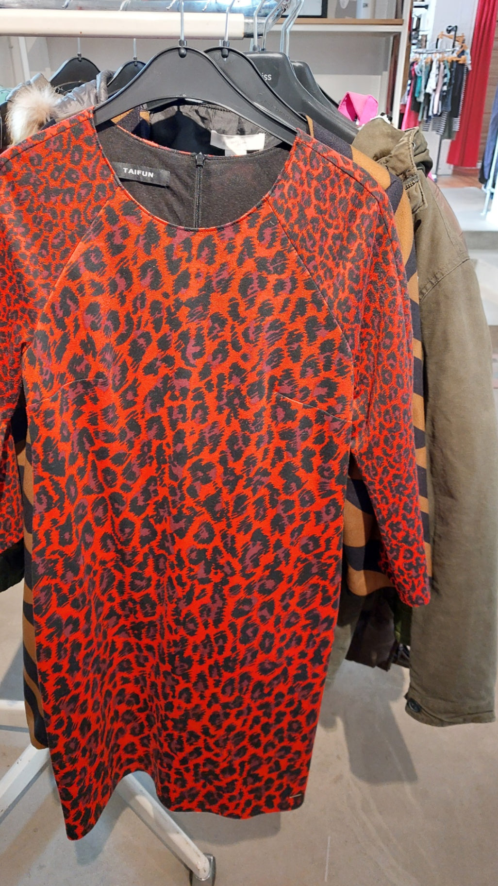 Taifun Kleid Rot mit Leopardenmuster
