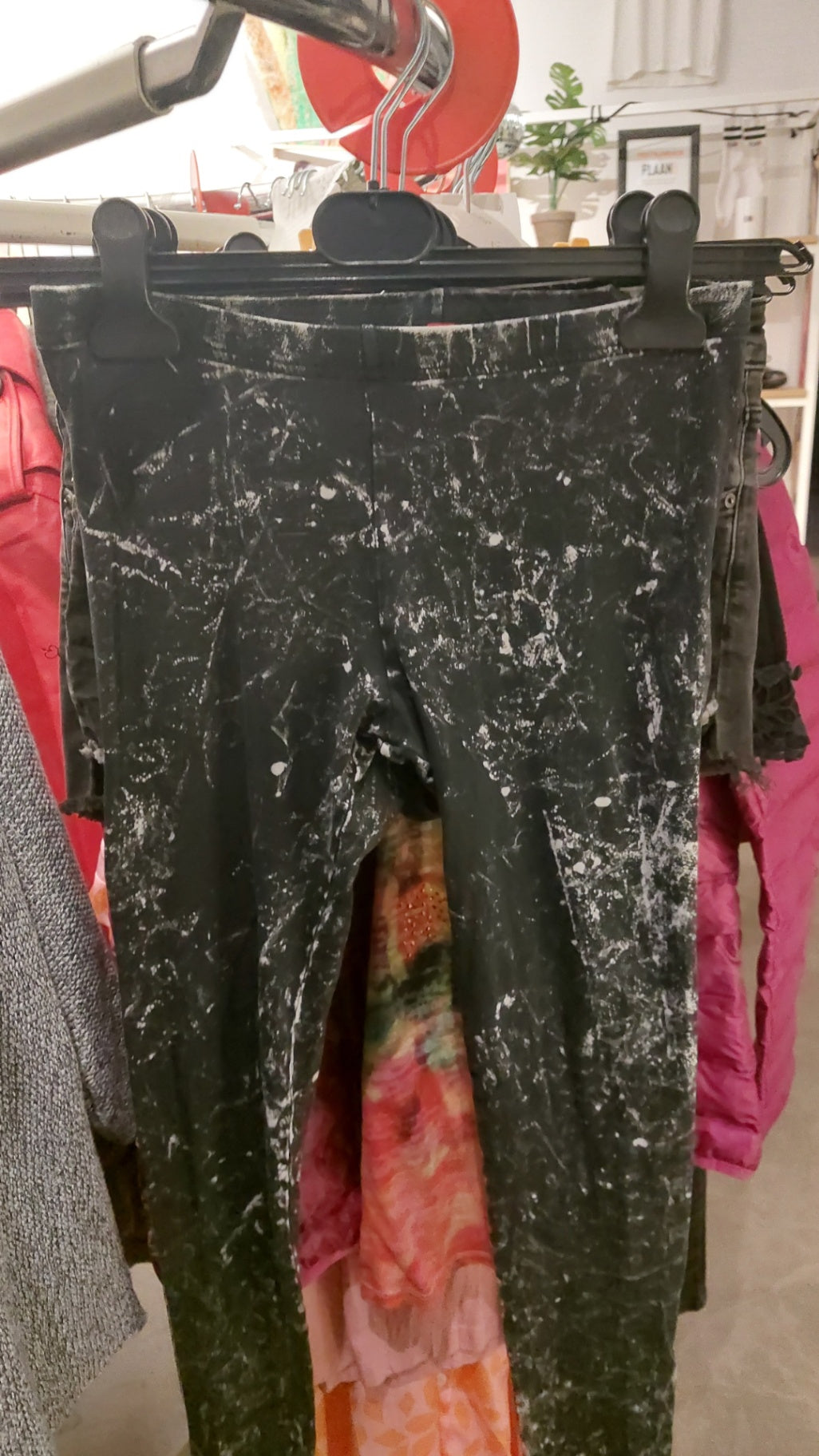 DIVIDED Leggings Schwarz mit weißem Muster