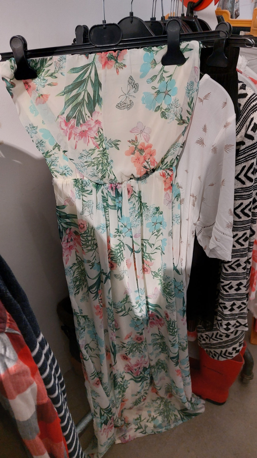 Bershka Maxikleid Mehrfarbig (hauptsächlich weiß mit Blumenmustern in grün, blau und rosa)