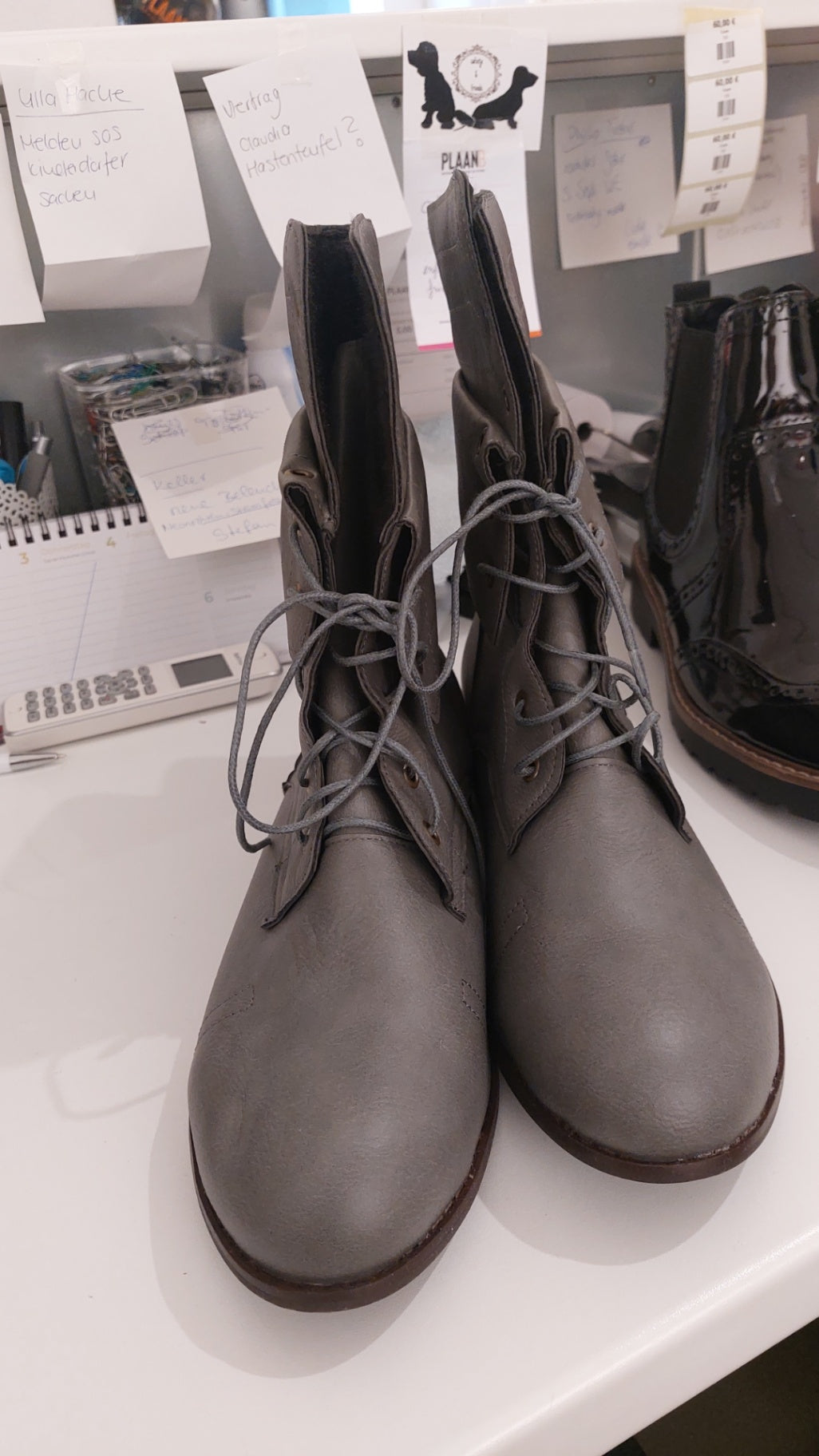 Reliefe Stiefeletten Grau