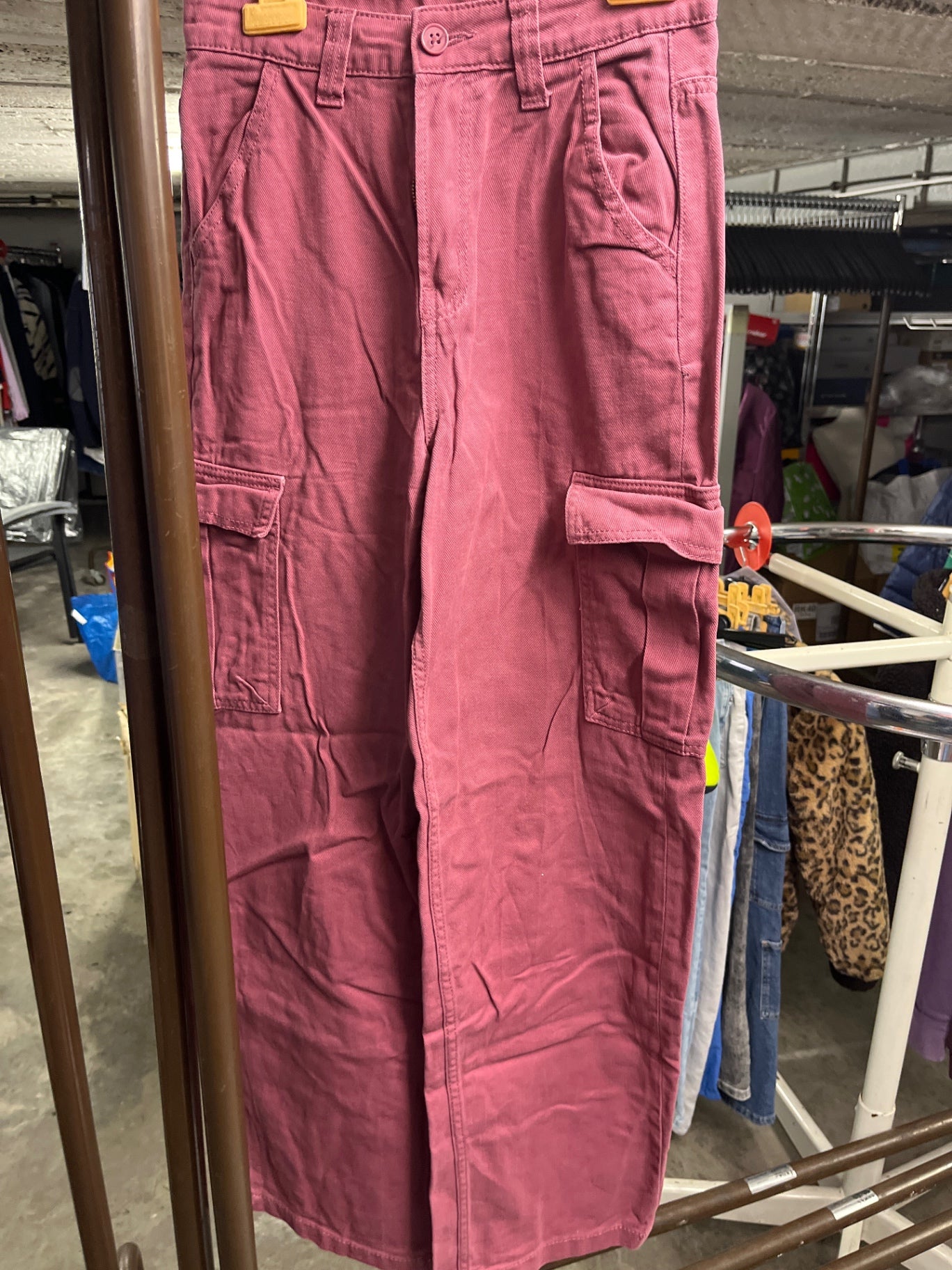 DIVIDED Cargohose Bordeauxrot