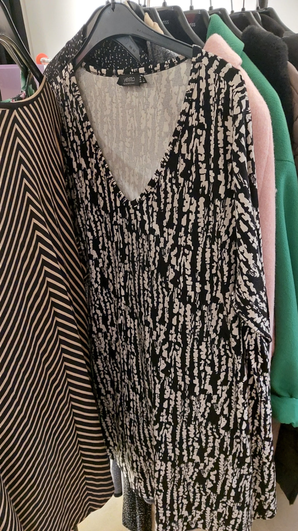Yesta Kleid Schwarz und Weiß