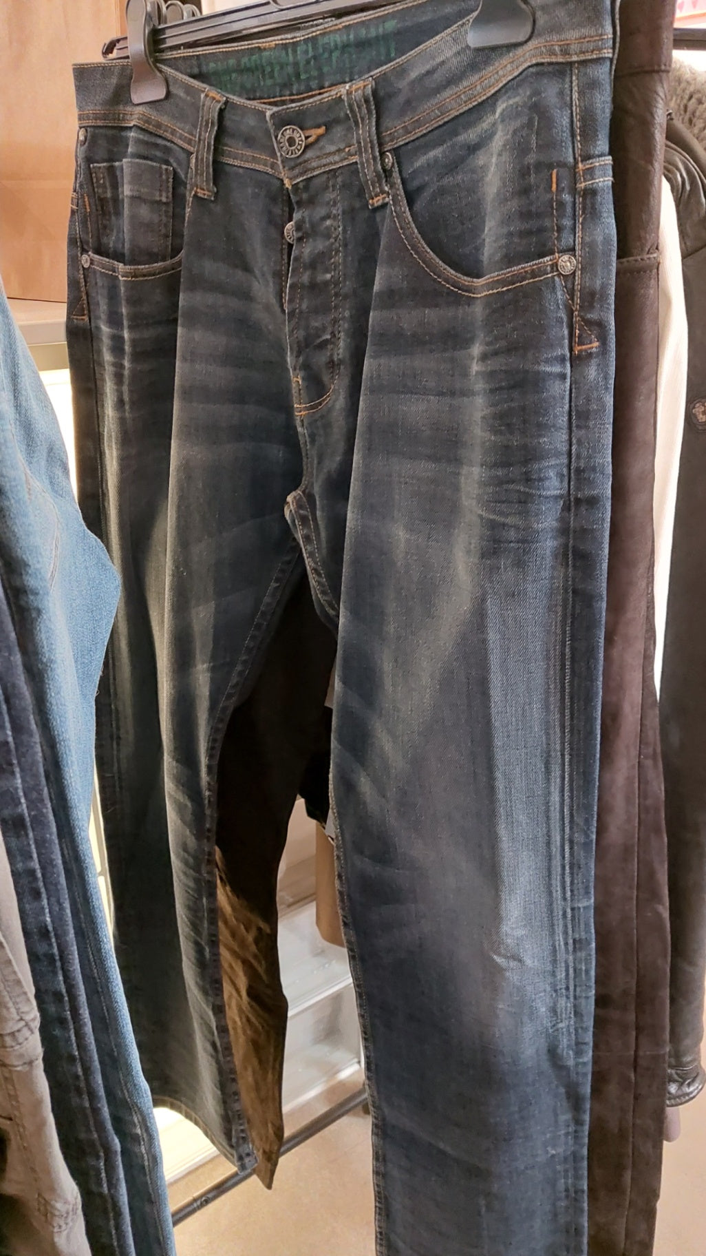 One green Elephant Jeans Blau