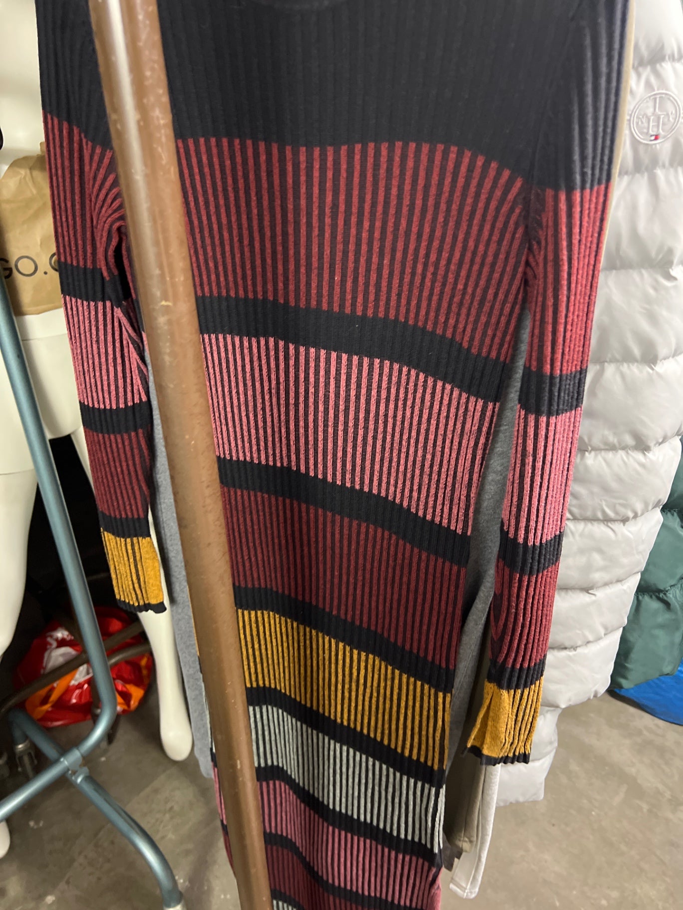 H&M Kleid / Pullover Mehrfarbig mit Schwarz, Rot und Gelb