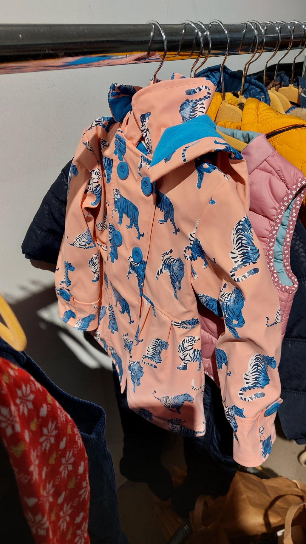 Minoti Kinderregenjacke Pfirsich mit blauem Tigerprint