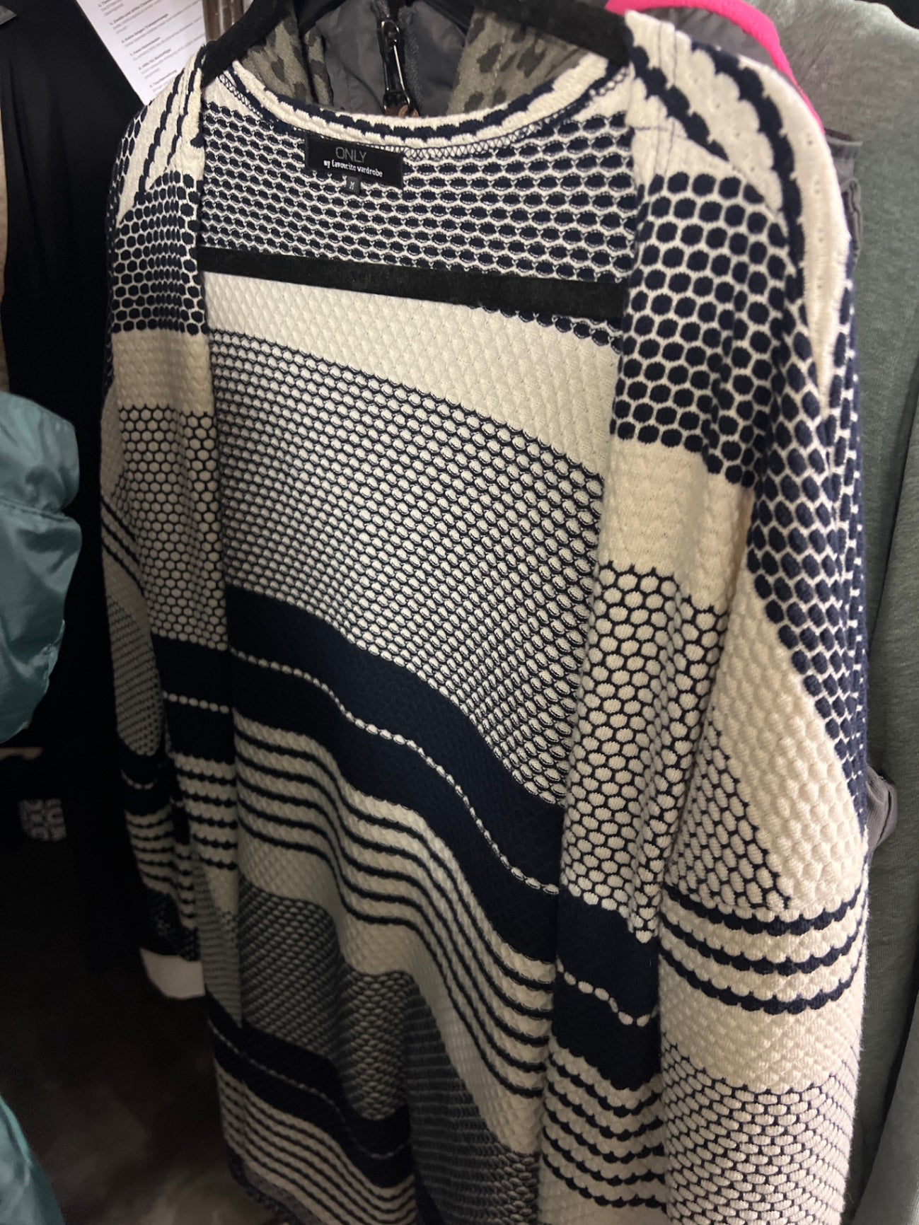 Only Strickjacke Schwarz und Weiß