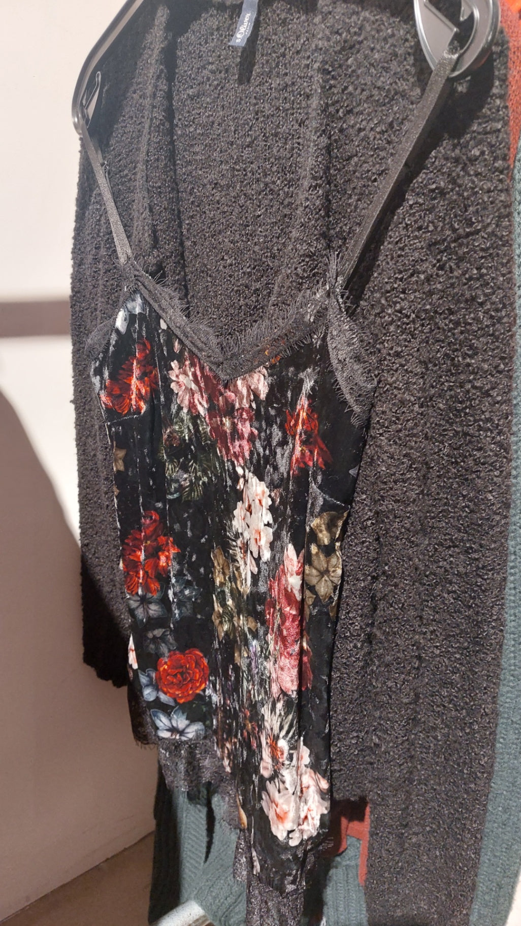 New Collection Top Schwarz mit buntem Blumenmuster