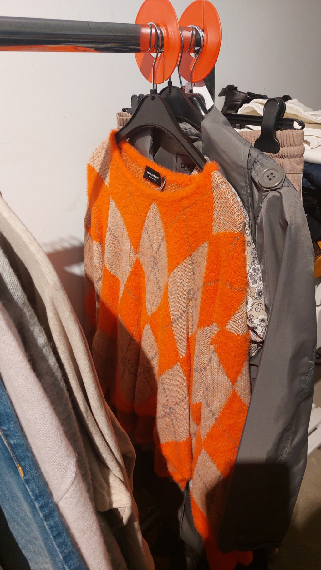Elias Rumelis Pullover Orange und Beige