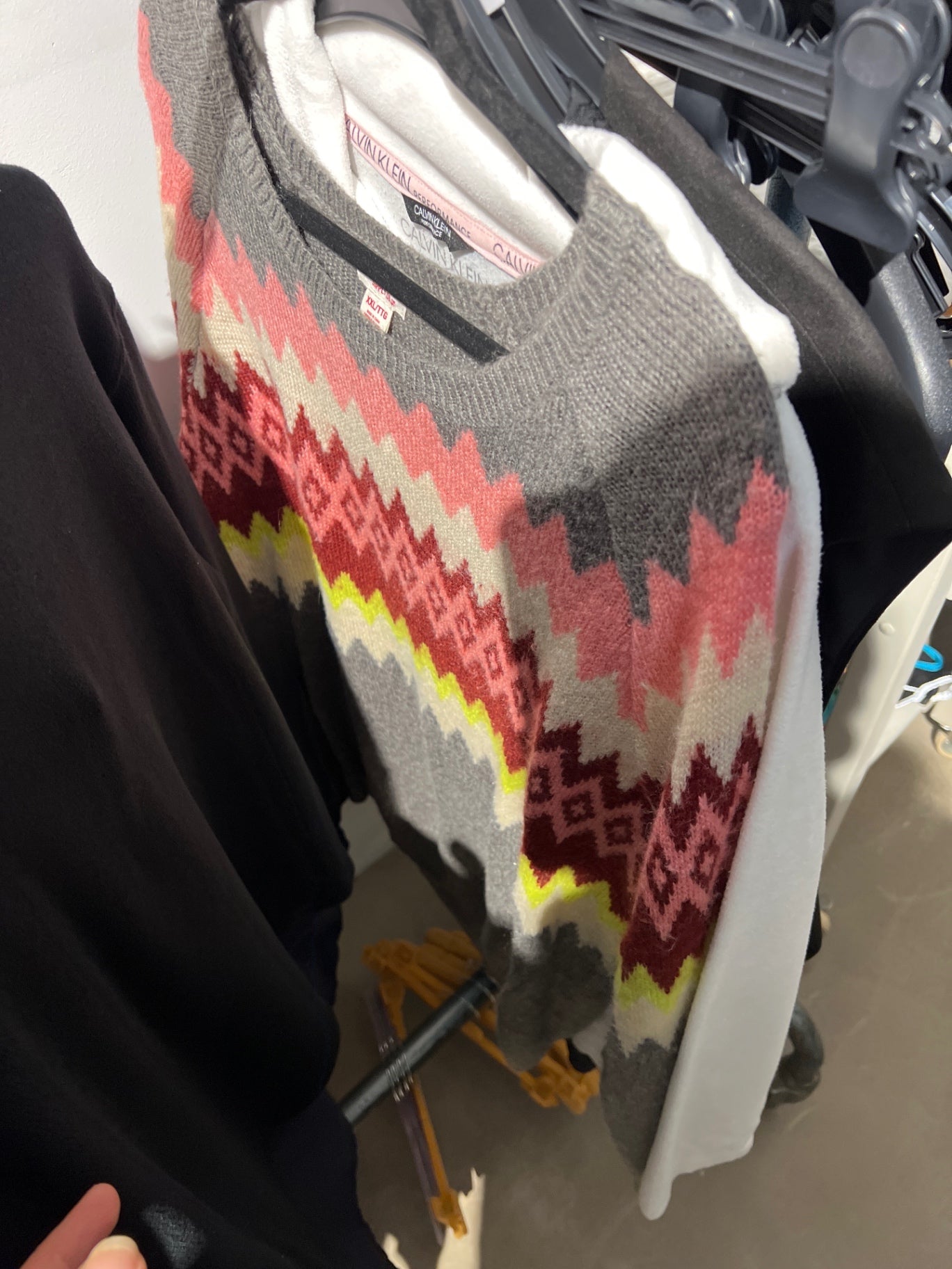 Mossimo Pullover Grau mit Muster in Rosa, Rot und Gelb Größe: XXL