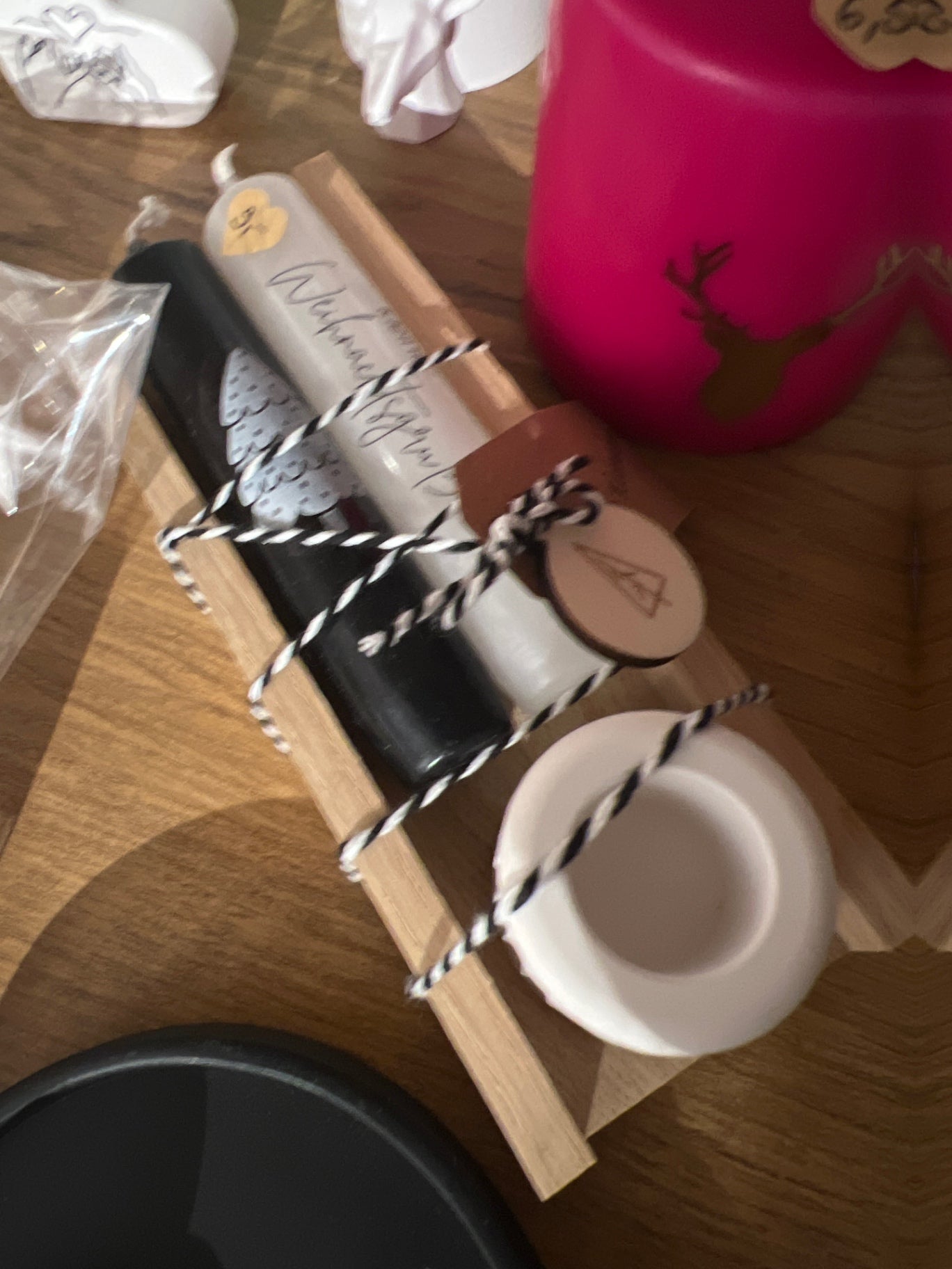 Set "kleiner Weihnachtsgruß" 2x Kerze farbig kurz, Kerzenhalter klein in Holzschale