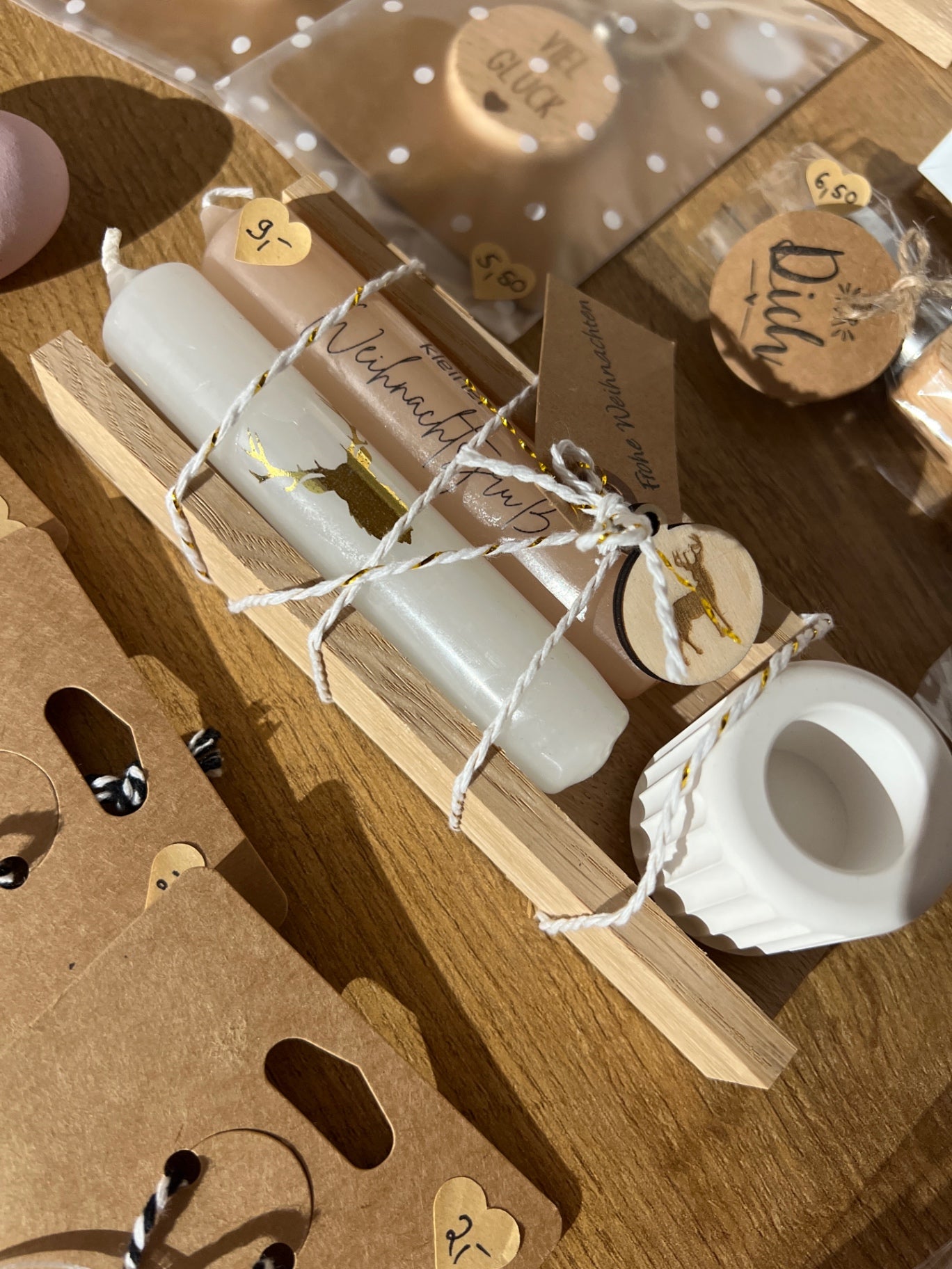 Set "kleiner Weihnachtsgruß" 2x Kerze farbig kurz, Kerzenhalter klein in Holzschale