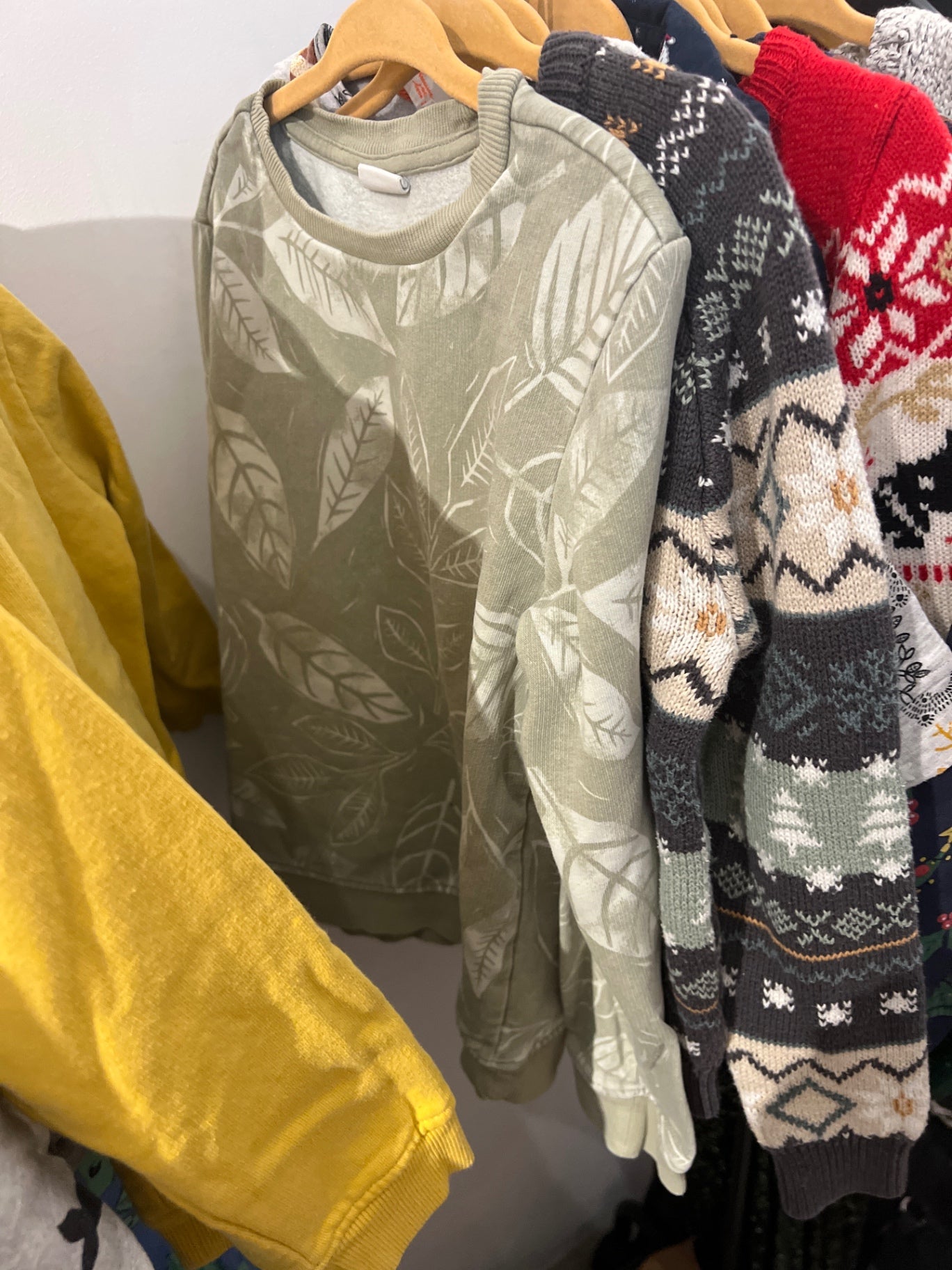 Hema Pullover Grün mit Blattmuster Größe: 122/128